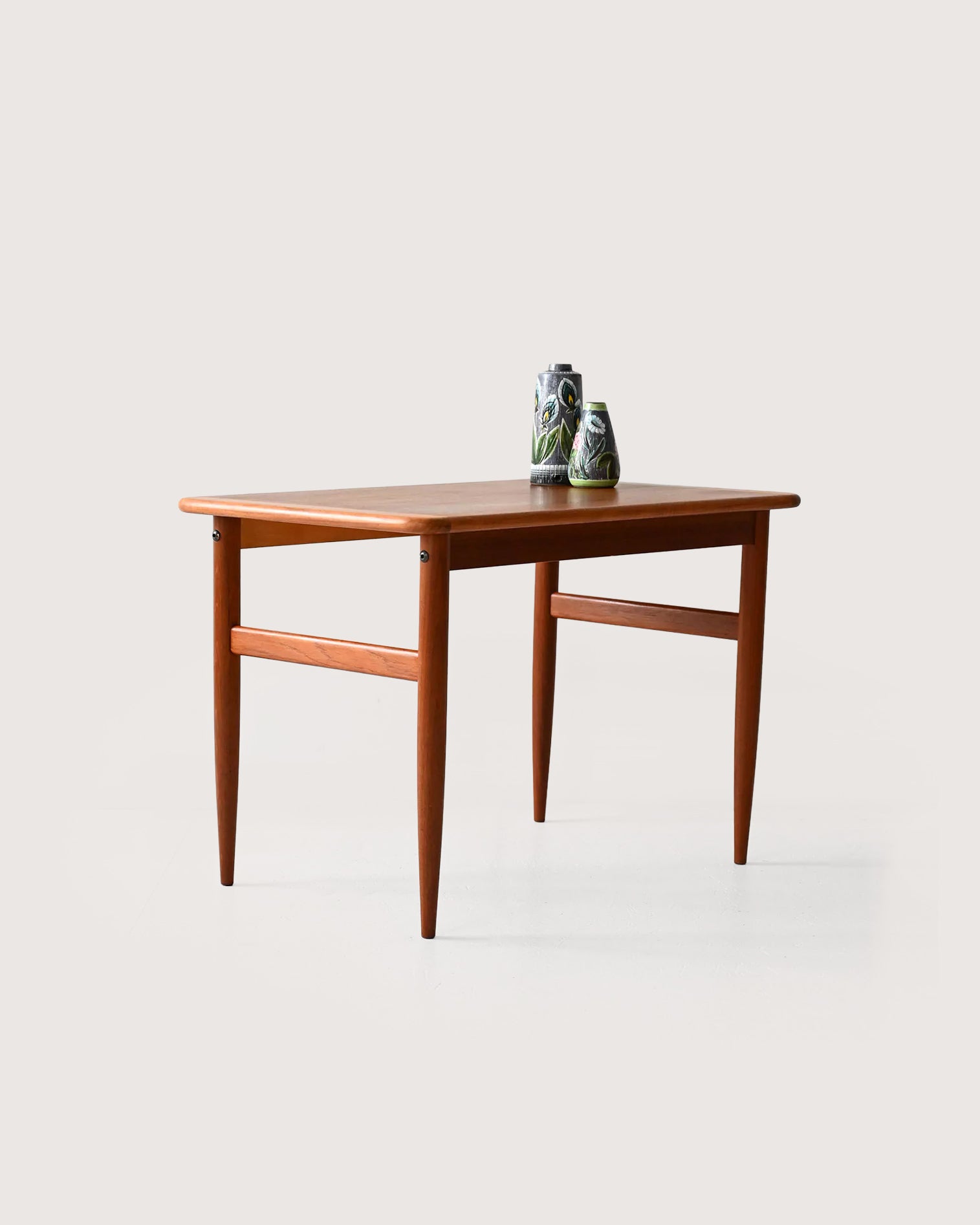 Tavolino scandinavo in teak con gambe tornite