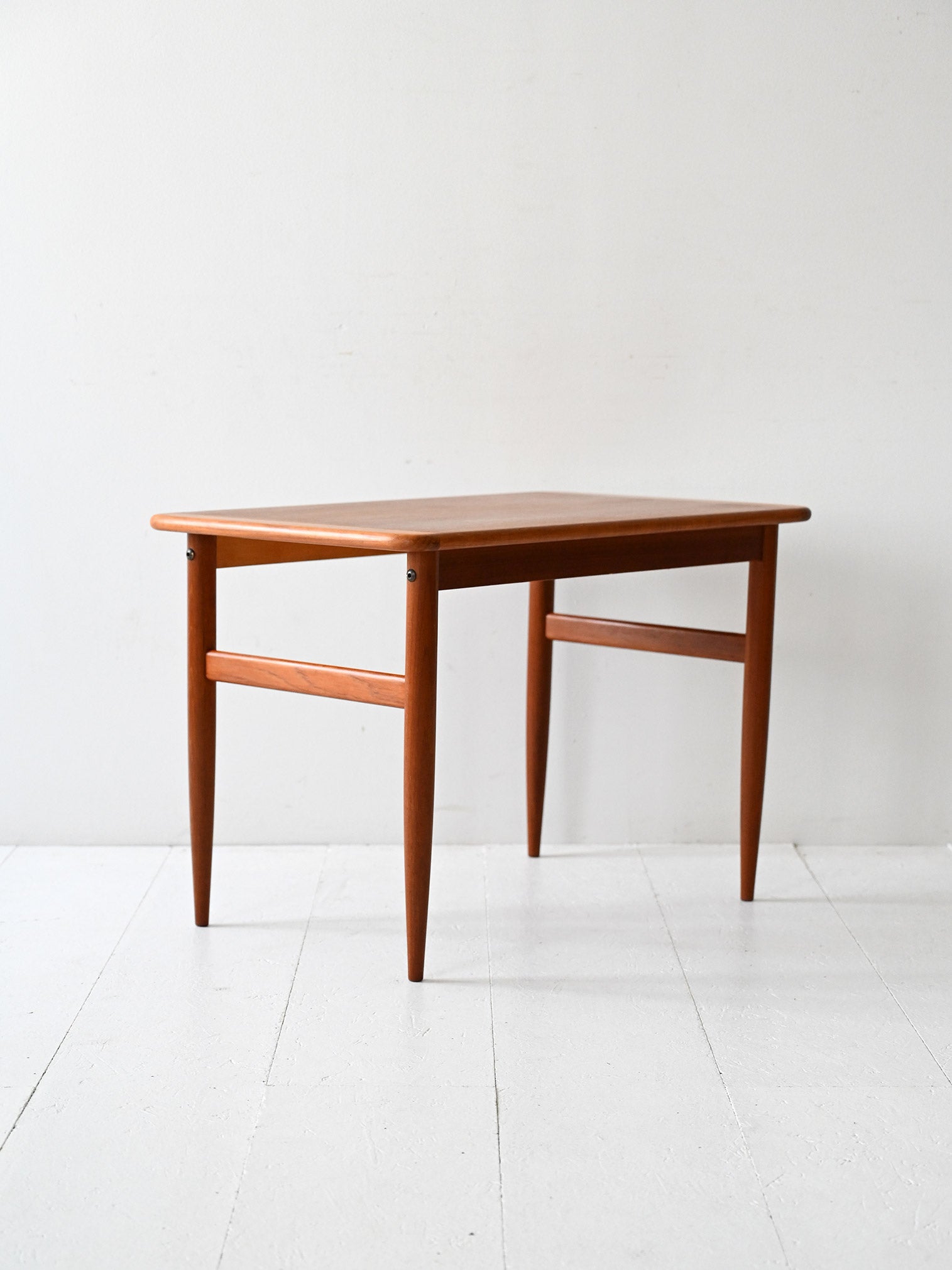 Tavolino scandinavo in teak con gambe tornite 2