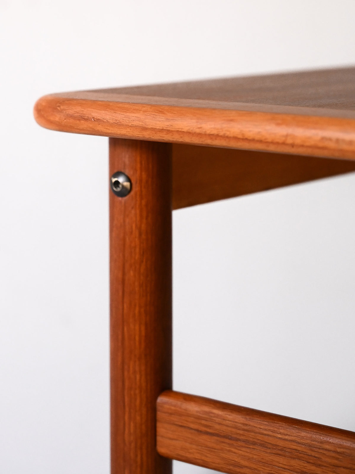 Tavolino scandinavo in teak con gambe tornite 3