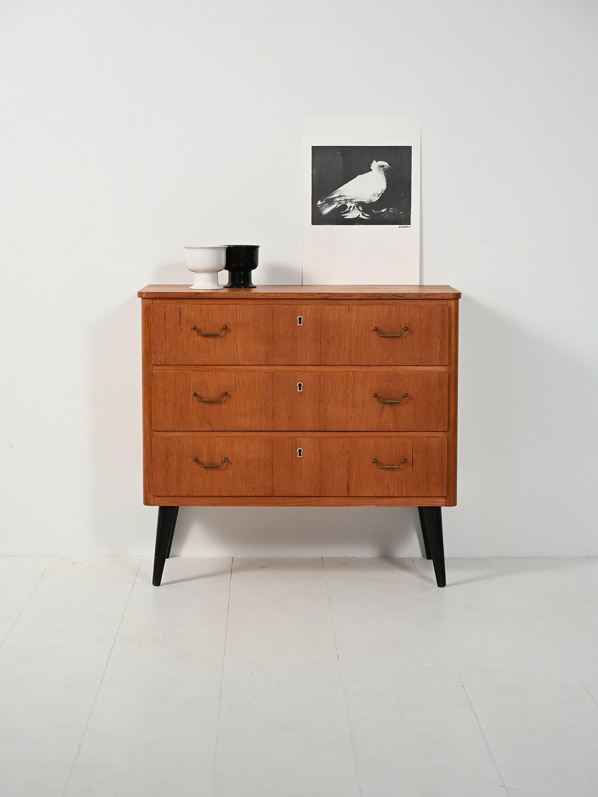 Cassettiera scandinava in teak con gambe nere