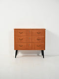 Cassettiera scandinava in teak con gambe nere 1