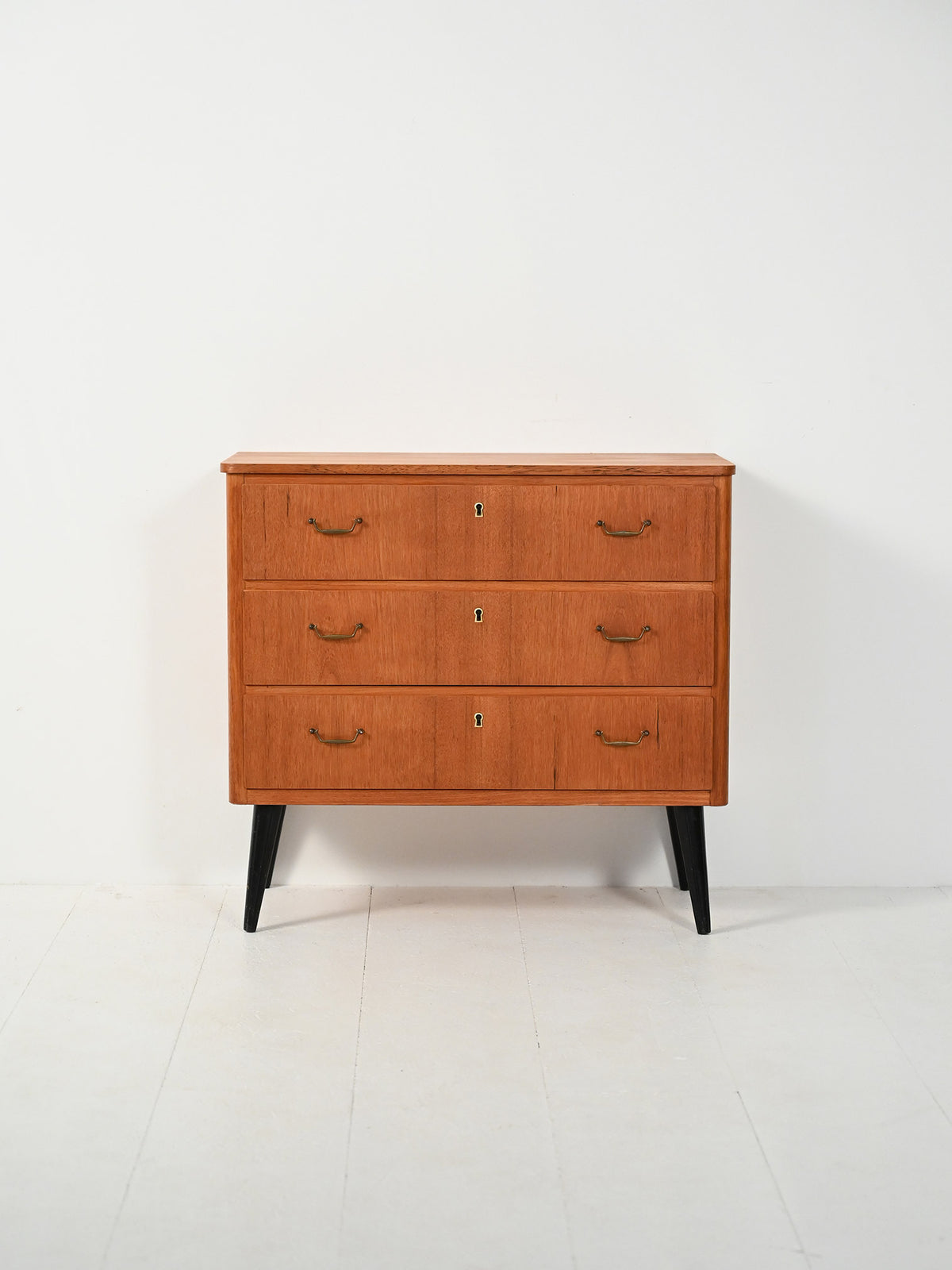 Cassettiera scandinava in teak con gambe nere 1
