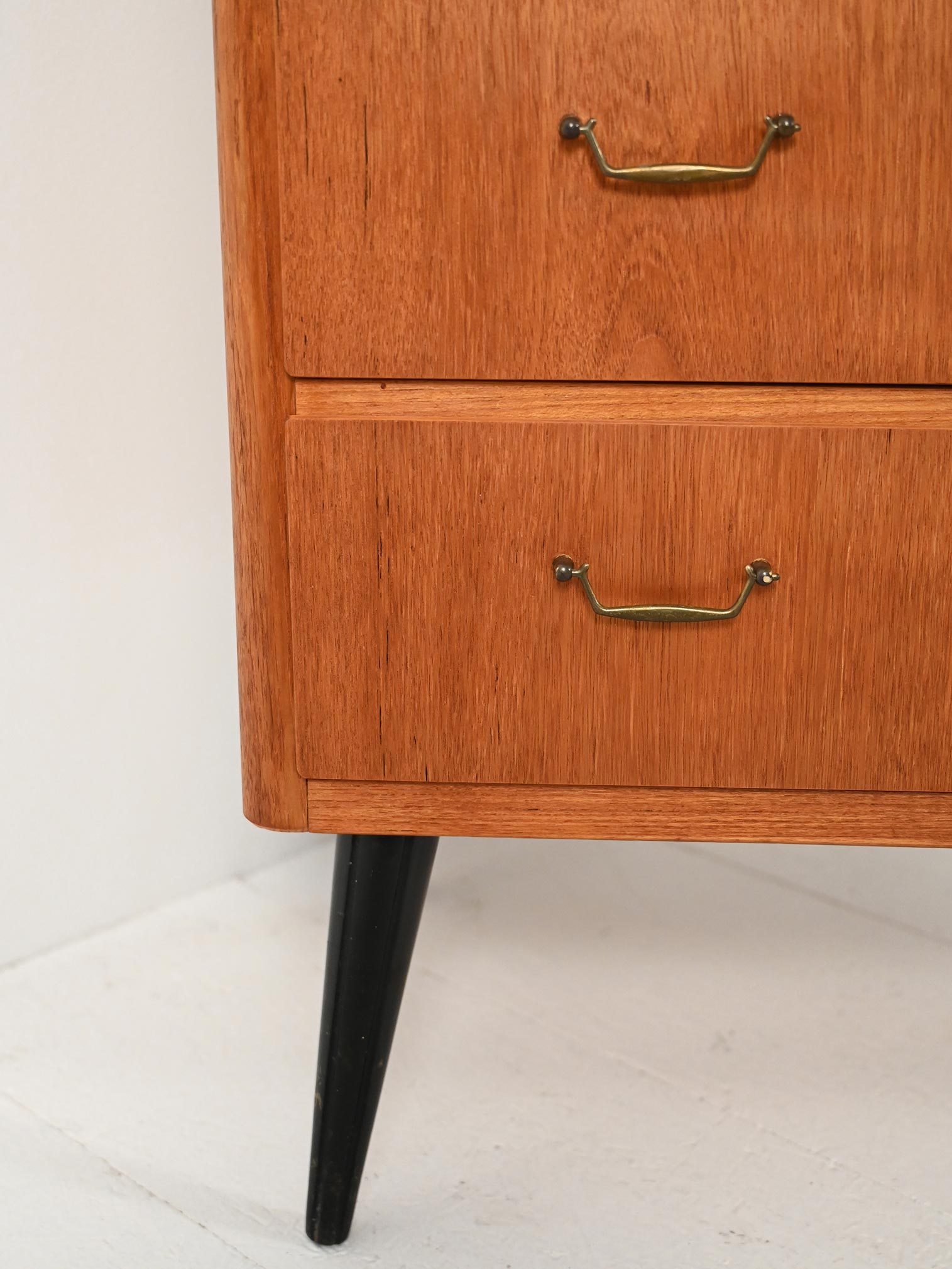 Cassettiera scandinava in teak con gambe nere