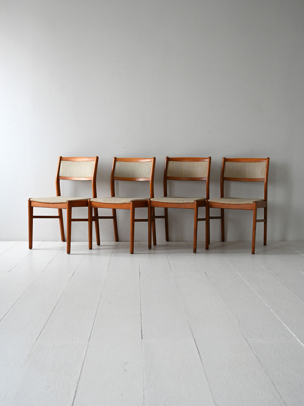 Set di 4 sedie scandinave anni 60 in teak con tappezzeria beige