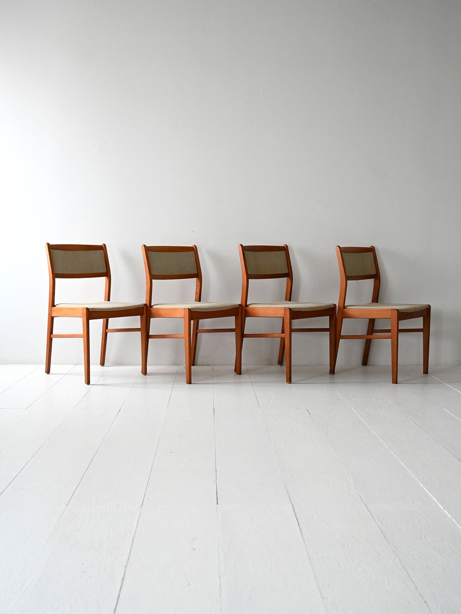 Set di 4 sedie scandinave anni 60 in teak con tappezzeria beige 1