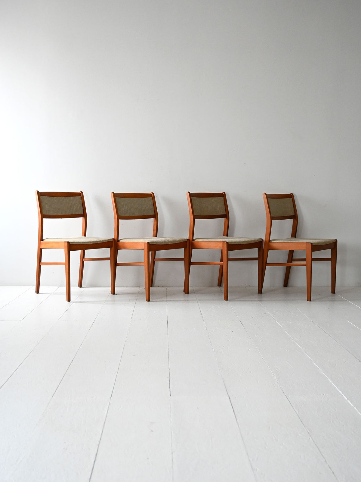Set di 4 sedie scandinave anni 60 in teak con tappezzeria beige 1