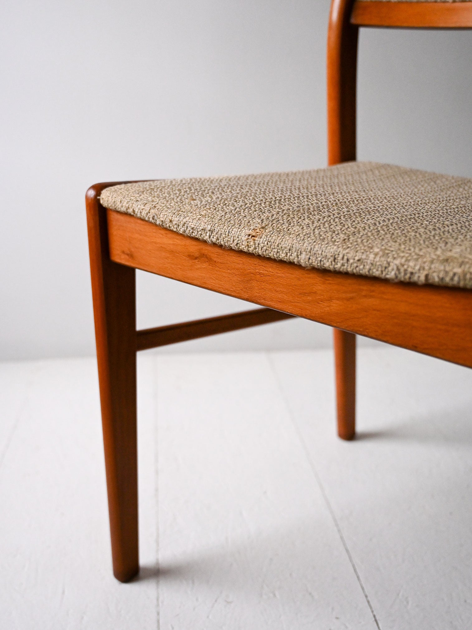 Set di 4 sedie scandinave anni 60 in teak con tappezzeria beige 5