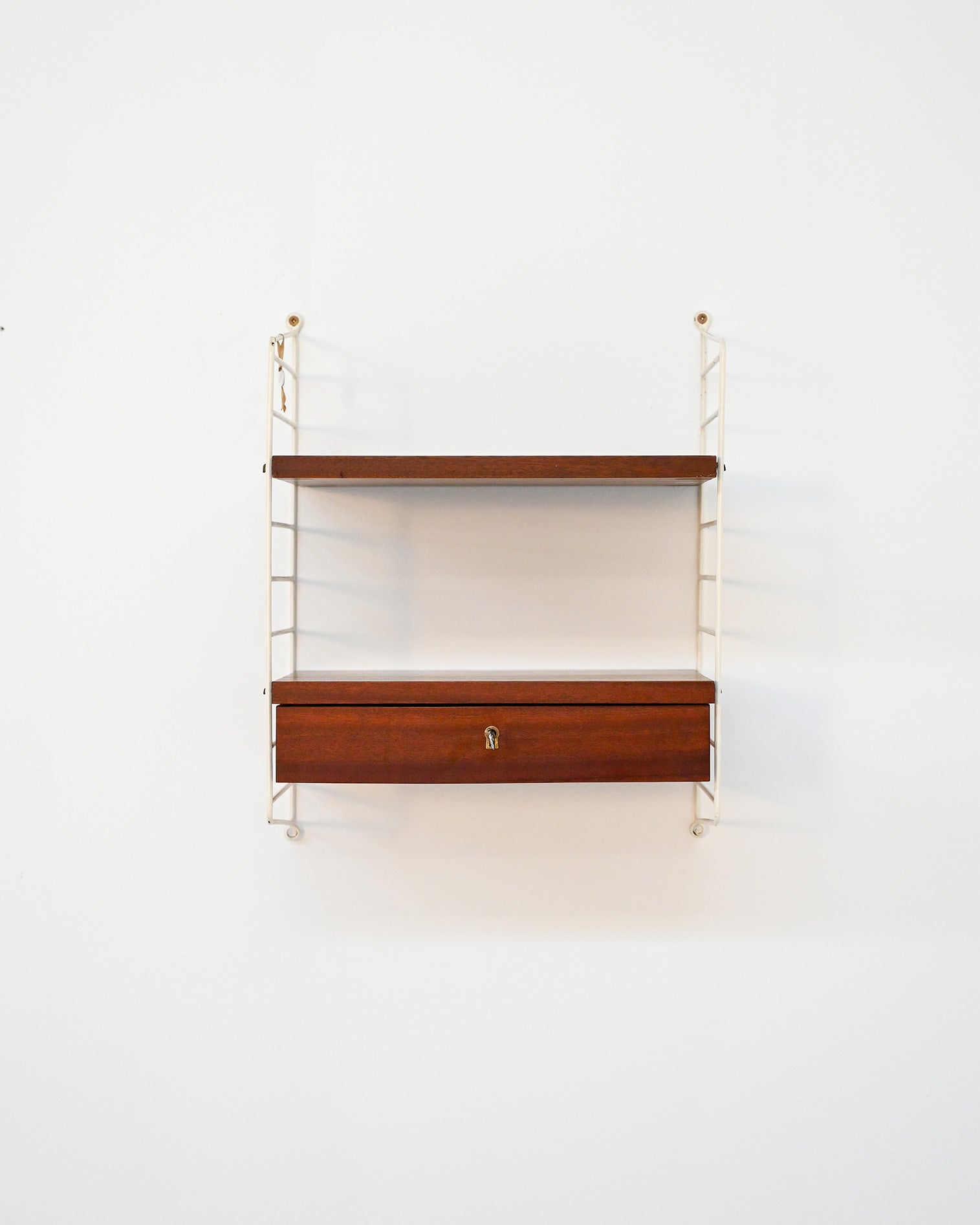 Scaffale a muro con cassetto prodotto da BFB-hyllan per String Design, anni ’50
