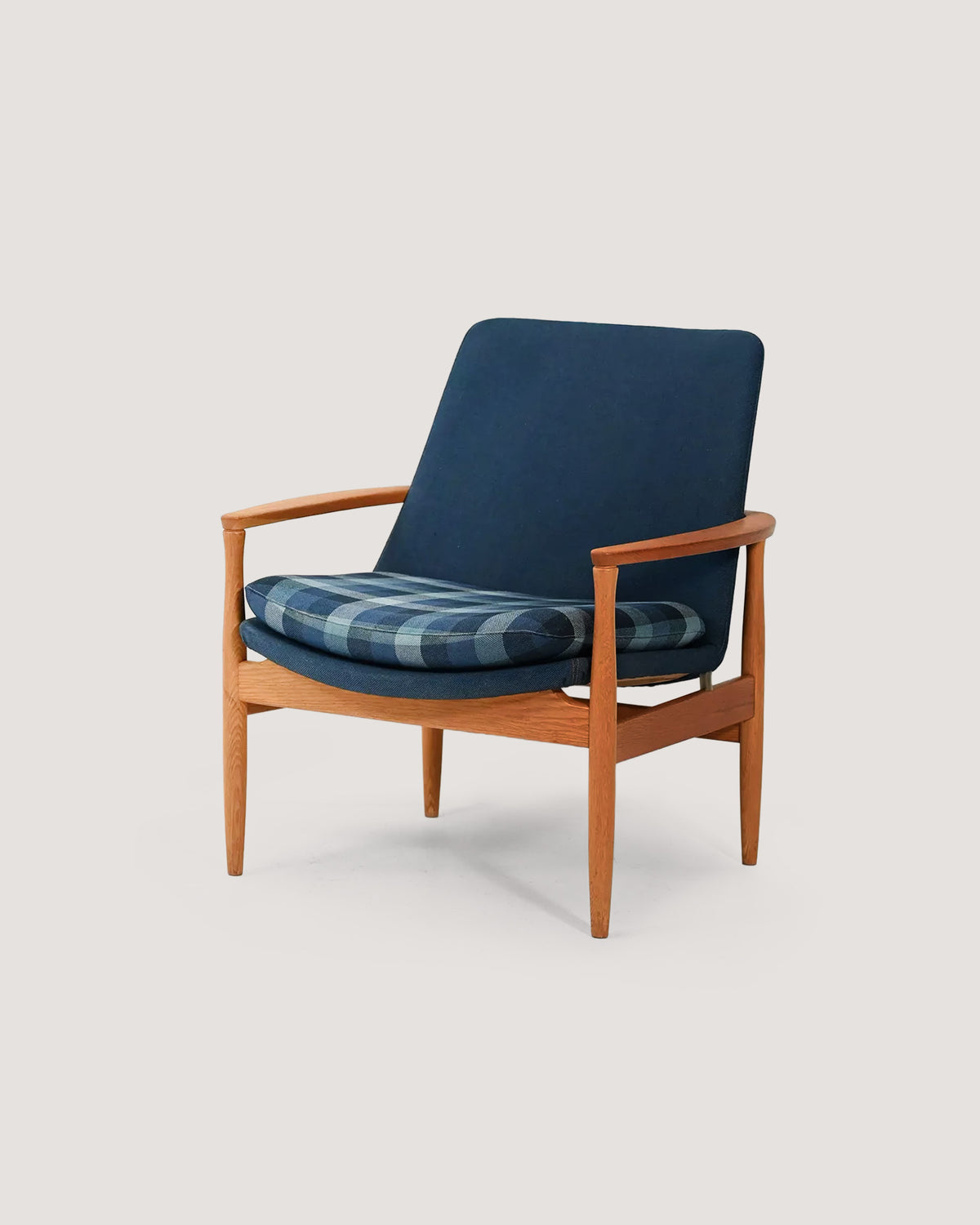 Poltrona scandinava in rovere e lana blu