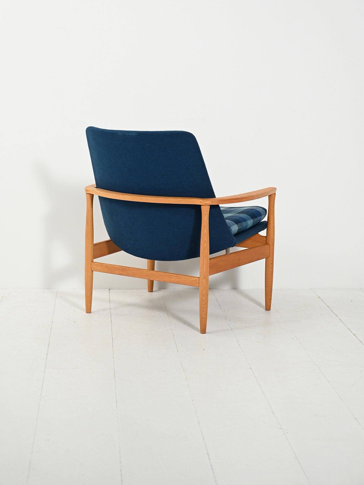 Poltrona scandinava in rovere e lana blu 2