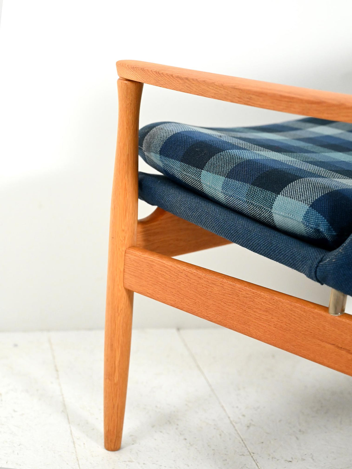 Poltrona scandinava in rovere e lana blu 4