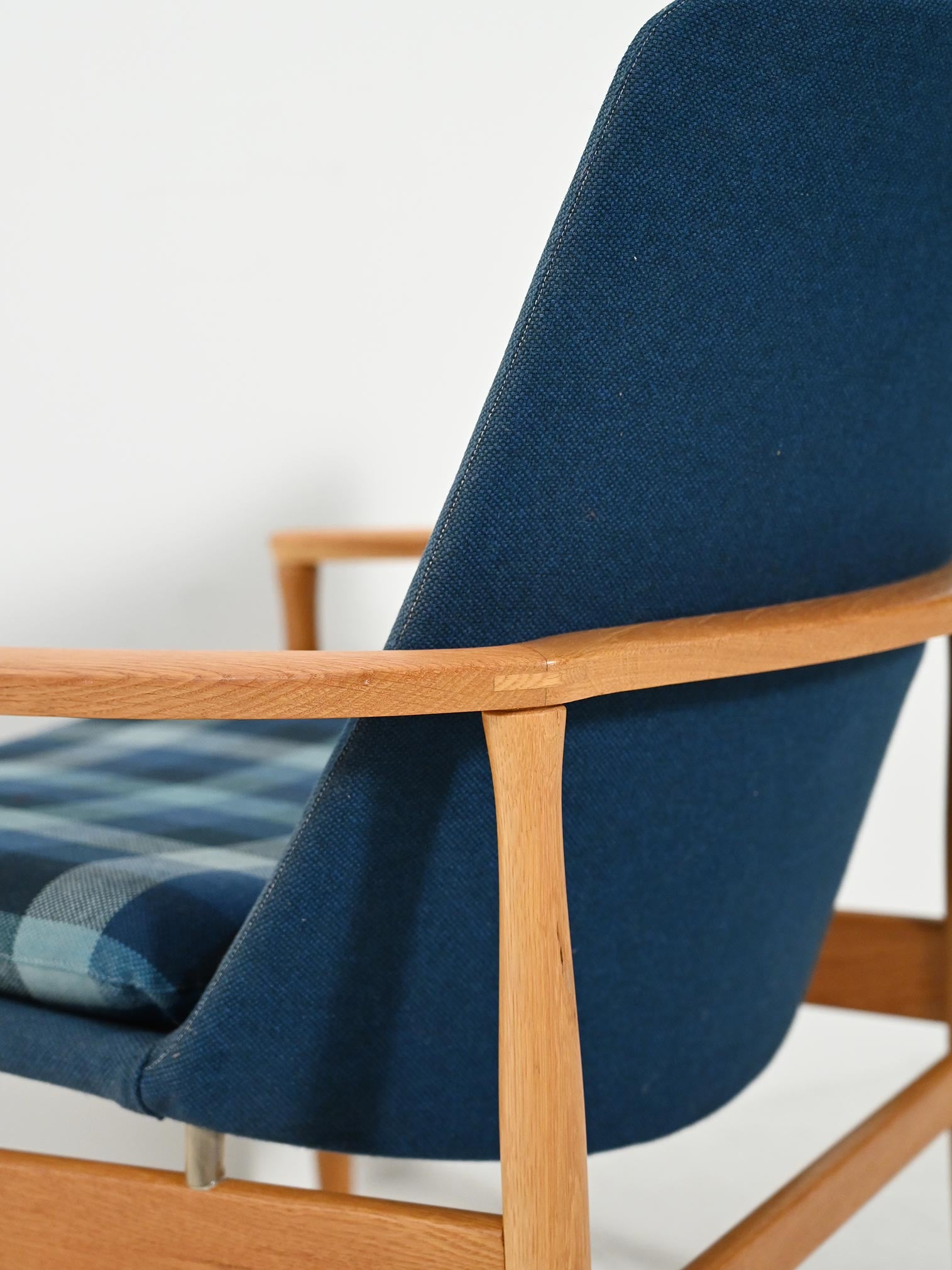 Poltrona scandinava in rovere e lana blu 5