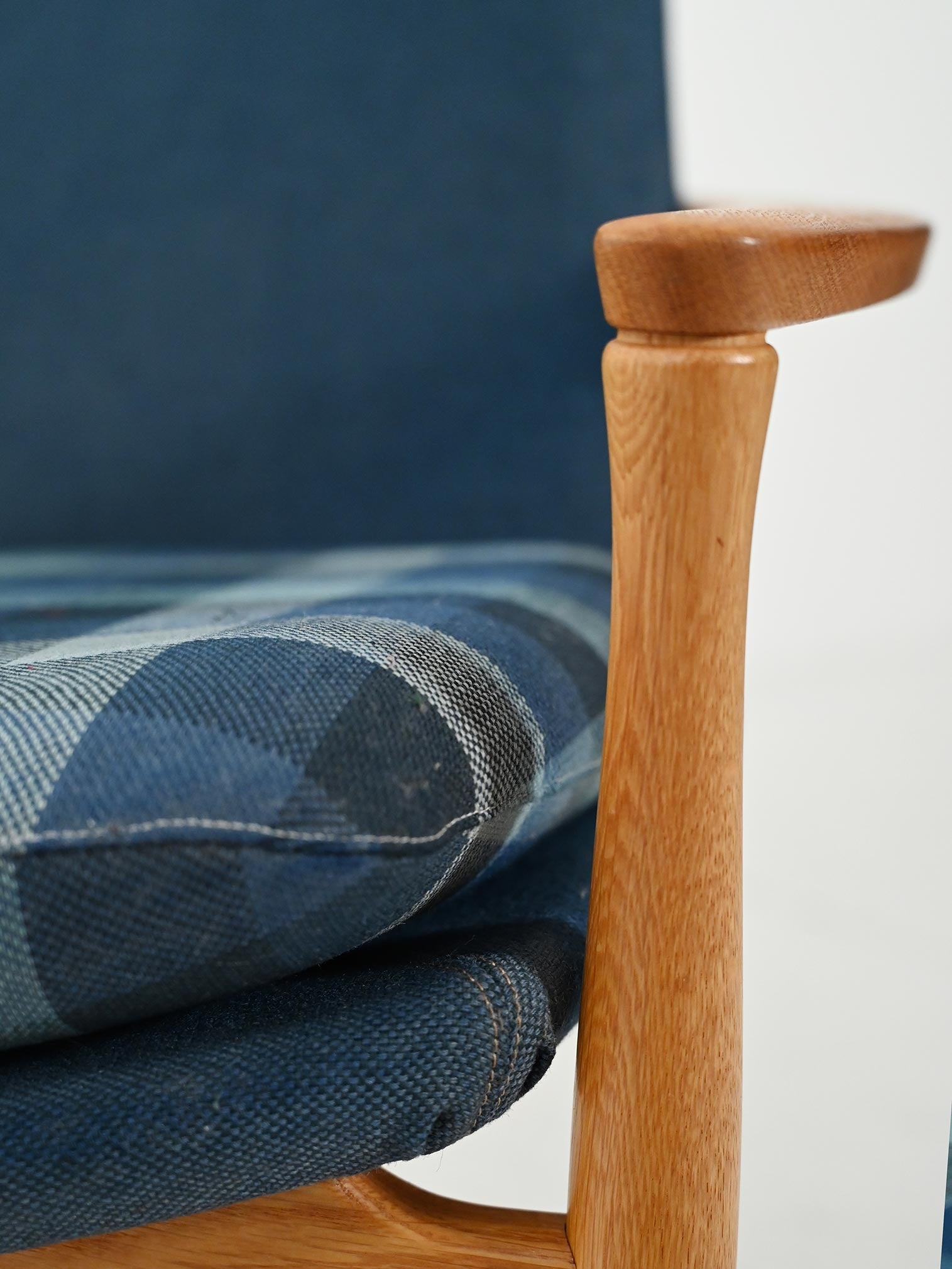 Poltrona scandinava in rovere e lana blu
