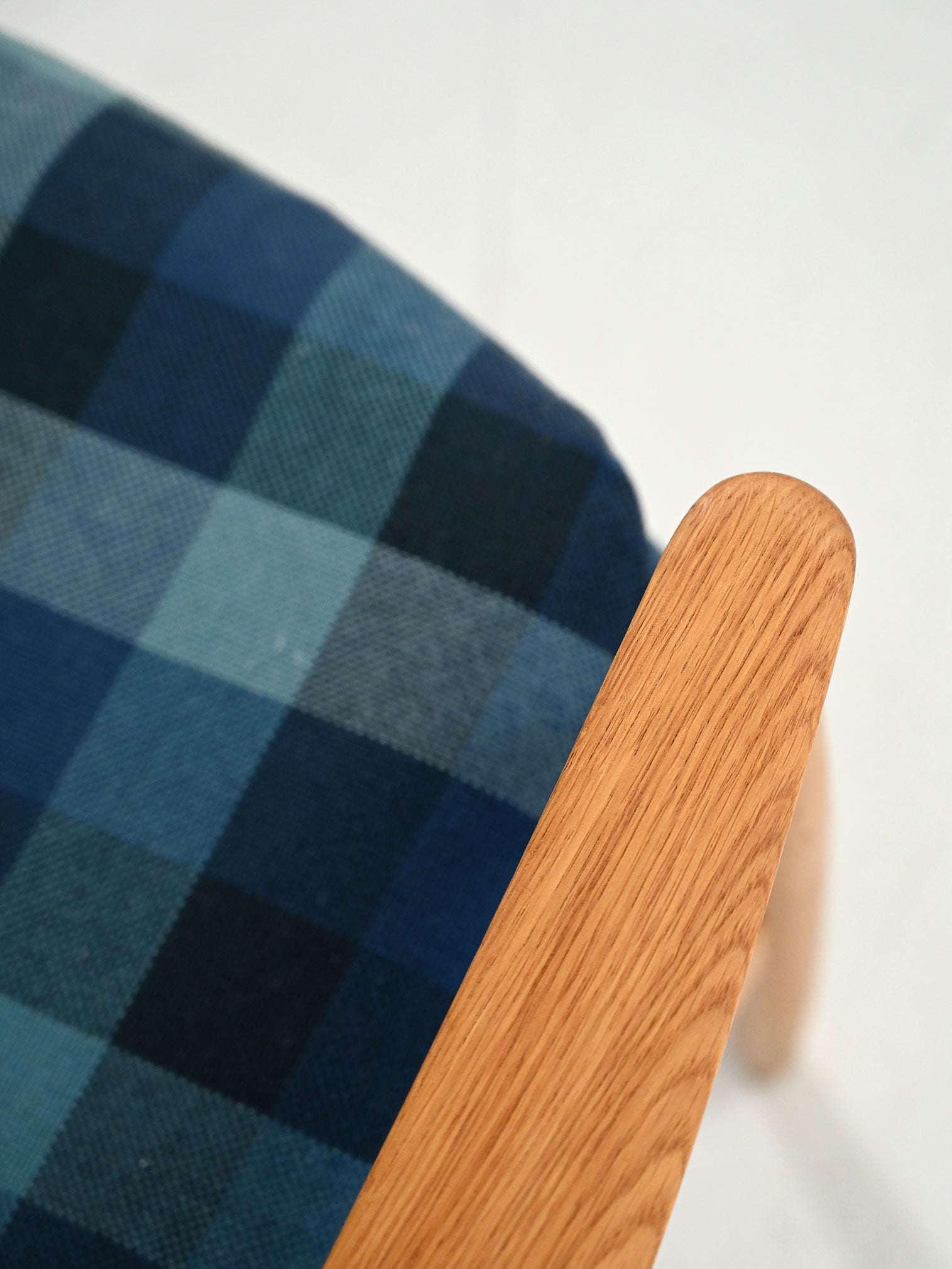 Poltrona scandinava in rovere e lana blu 9