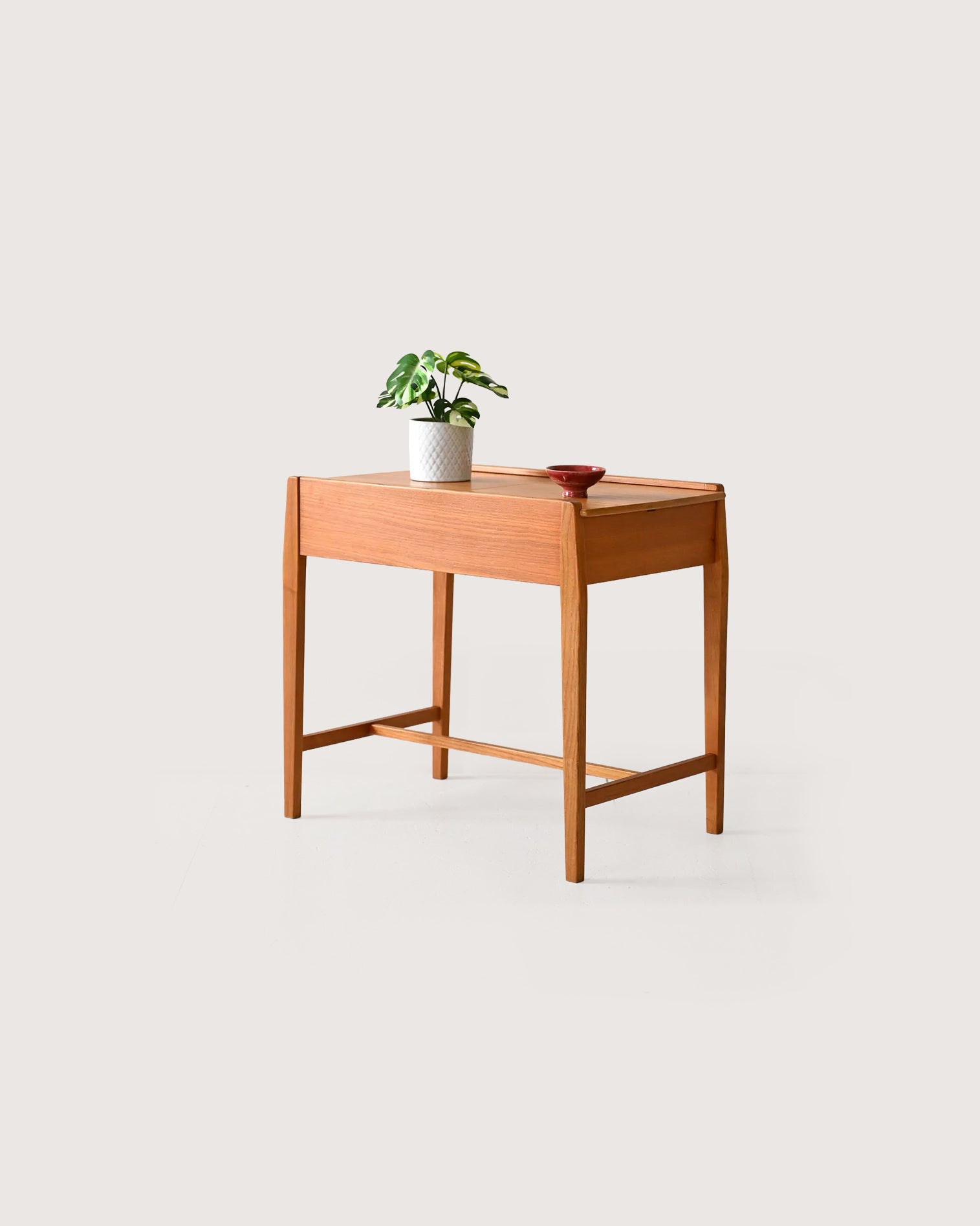Coffee table scandinavo vintage in olmo con vano contenitore