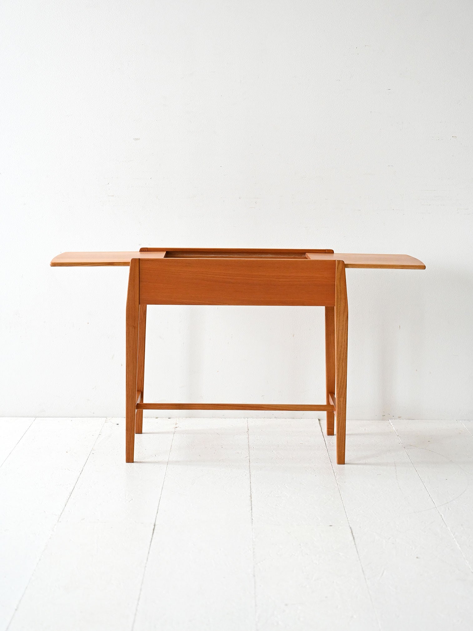 Coffee table scandinavo vintage in olmo con vano contenitore 3