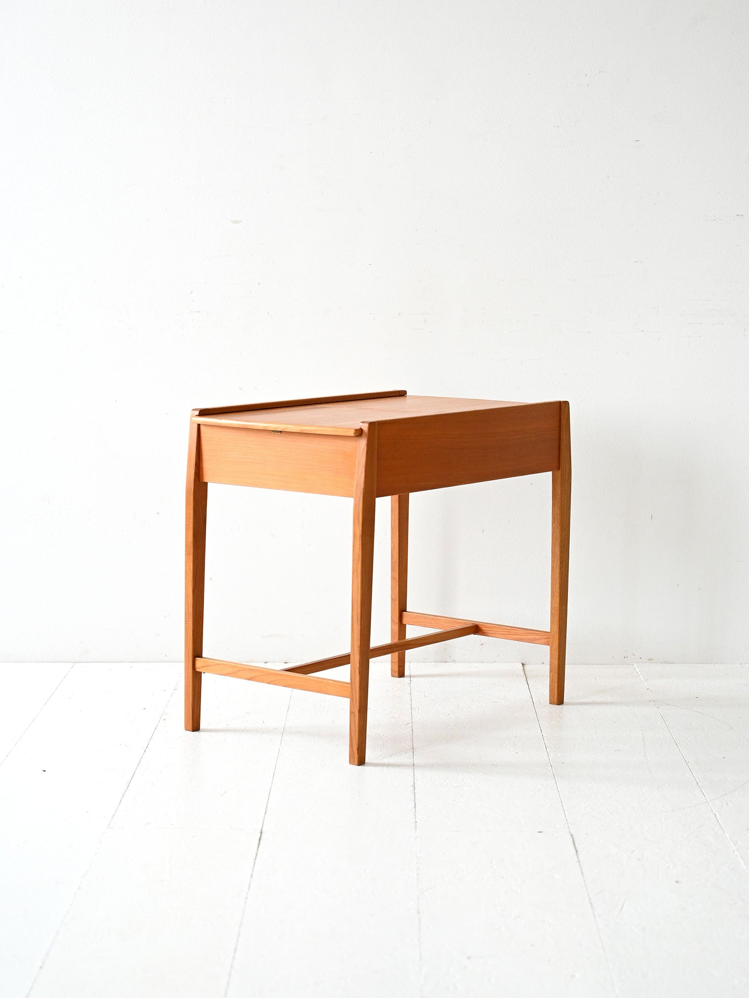 Coffee table scandinavo vintage in olmo con vano contenitore 5