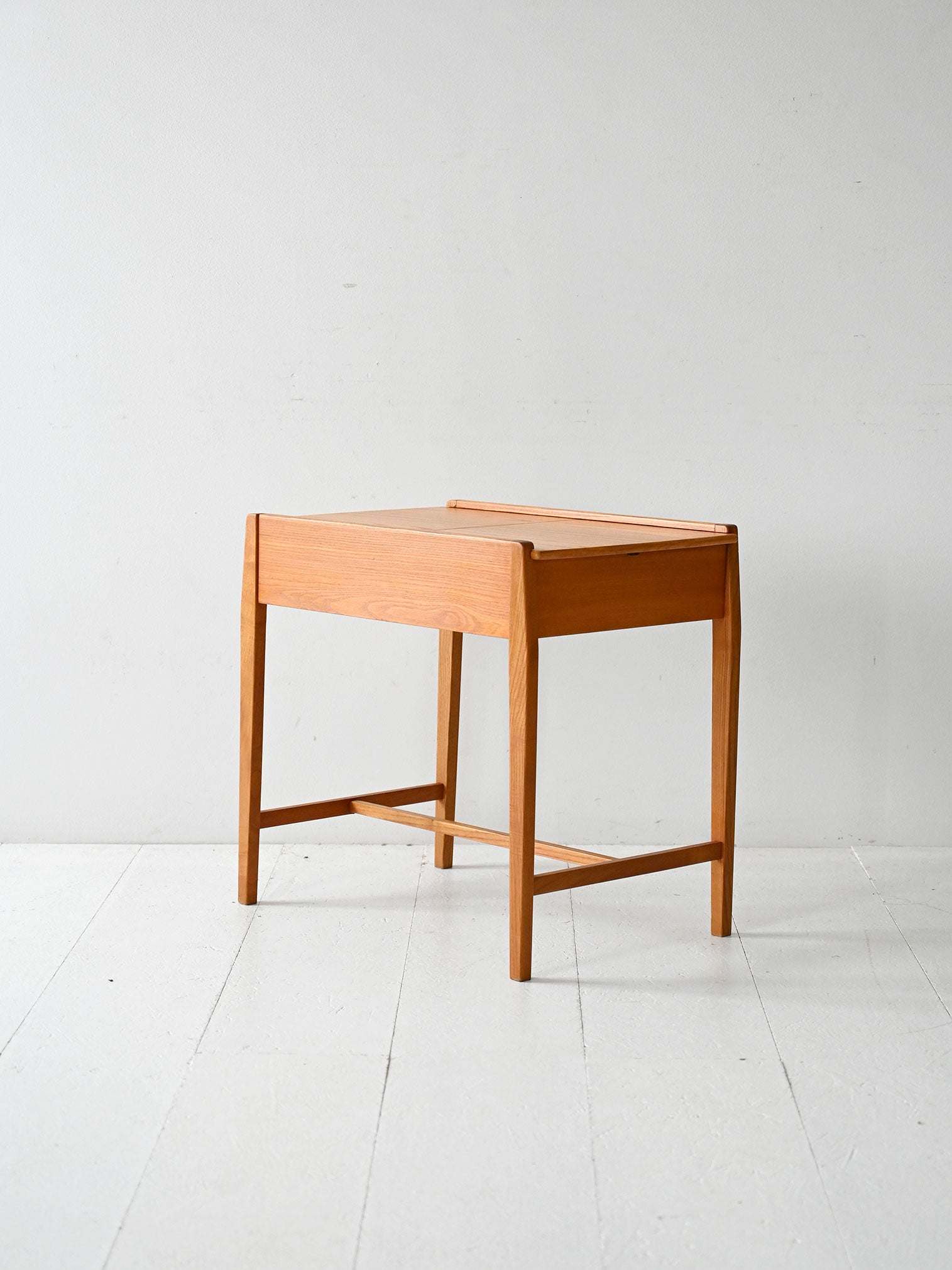 Coffee table scandinavo vintage in olmo con vano contenitore 6
