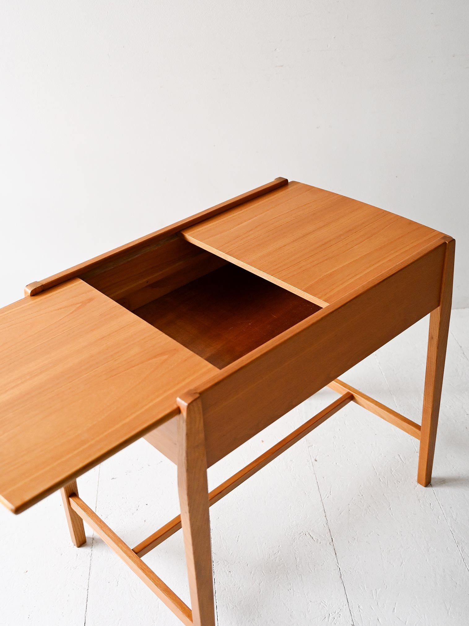 Coffee table scandinavo vintage in olmo con vano contenitore 7