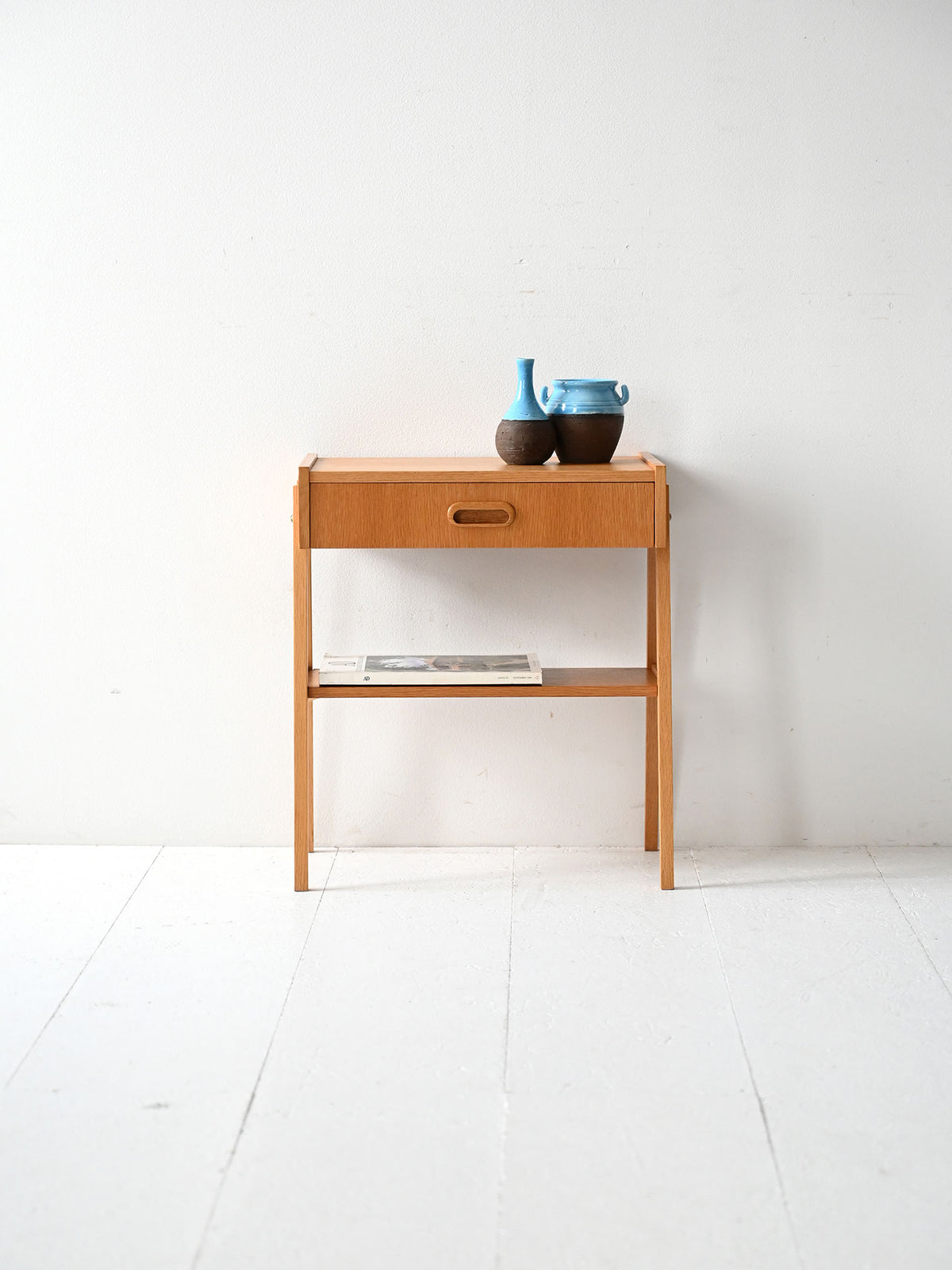 Comodino scandinavo in teak dal design geometrico