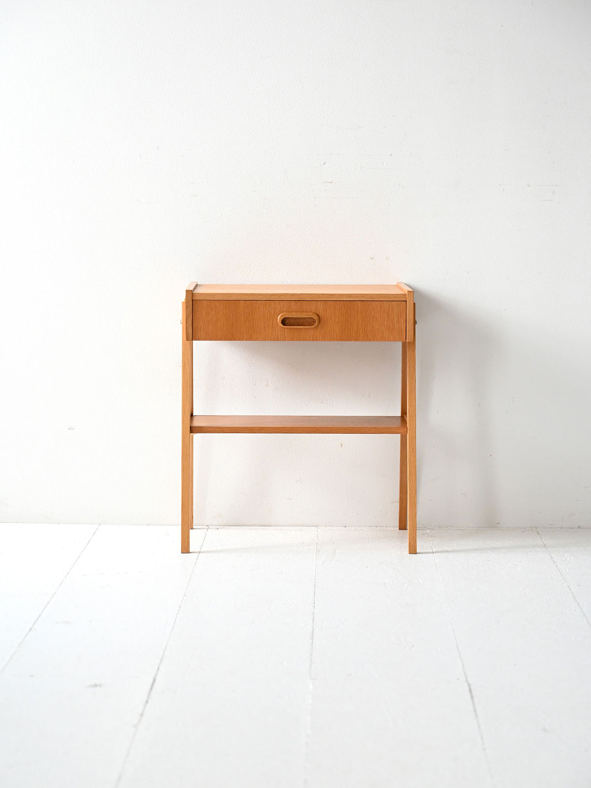 Comodino scandinavo in teak dal design geometrico 1