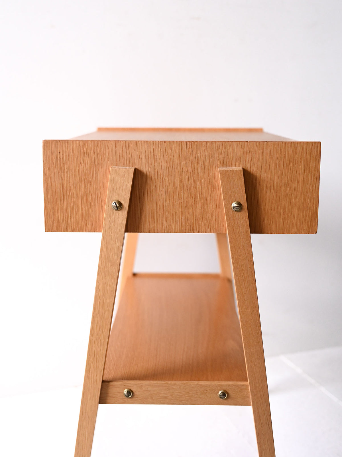 Comodino scandinavo in teak dal design geometrico 4