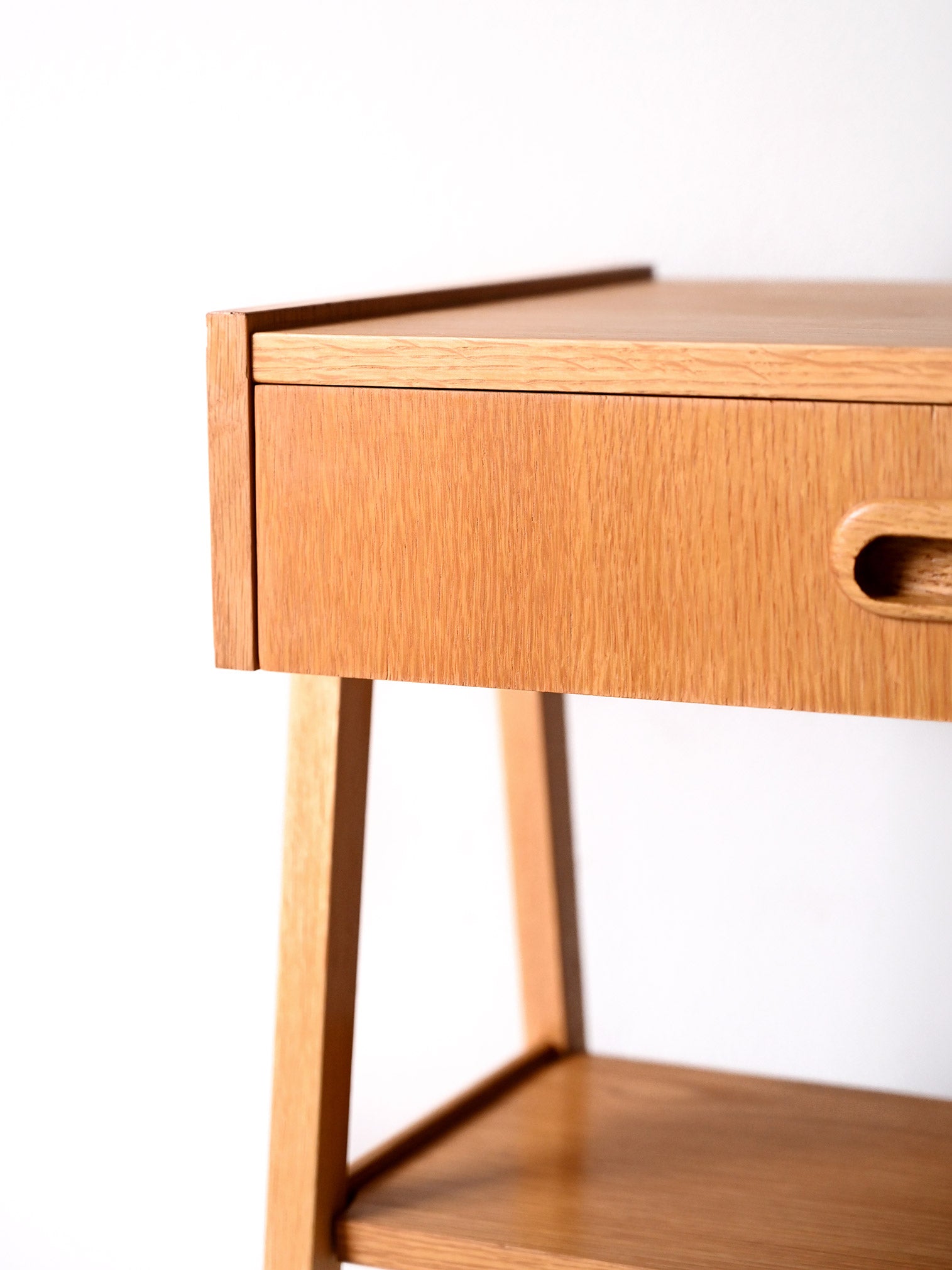 Comodino scandinavo in teak dal design geometrico