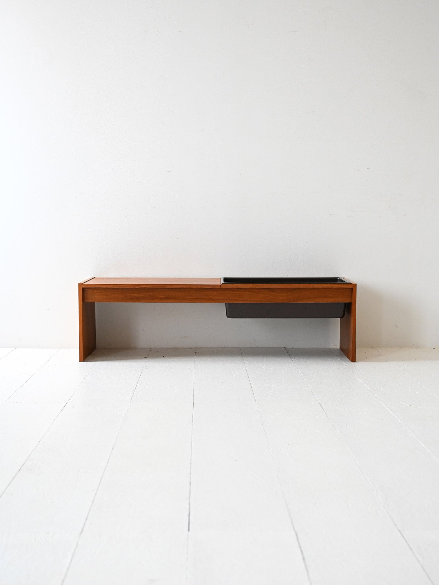 Coffee table scandinavo vintage anni 60 in teak con portafiori 1