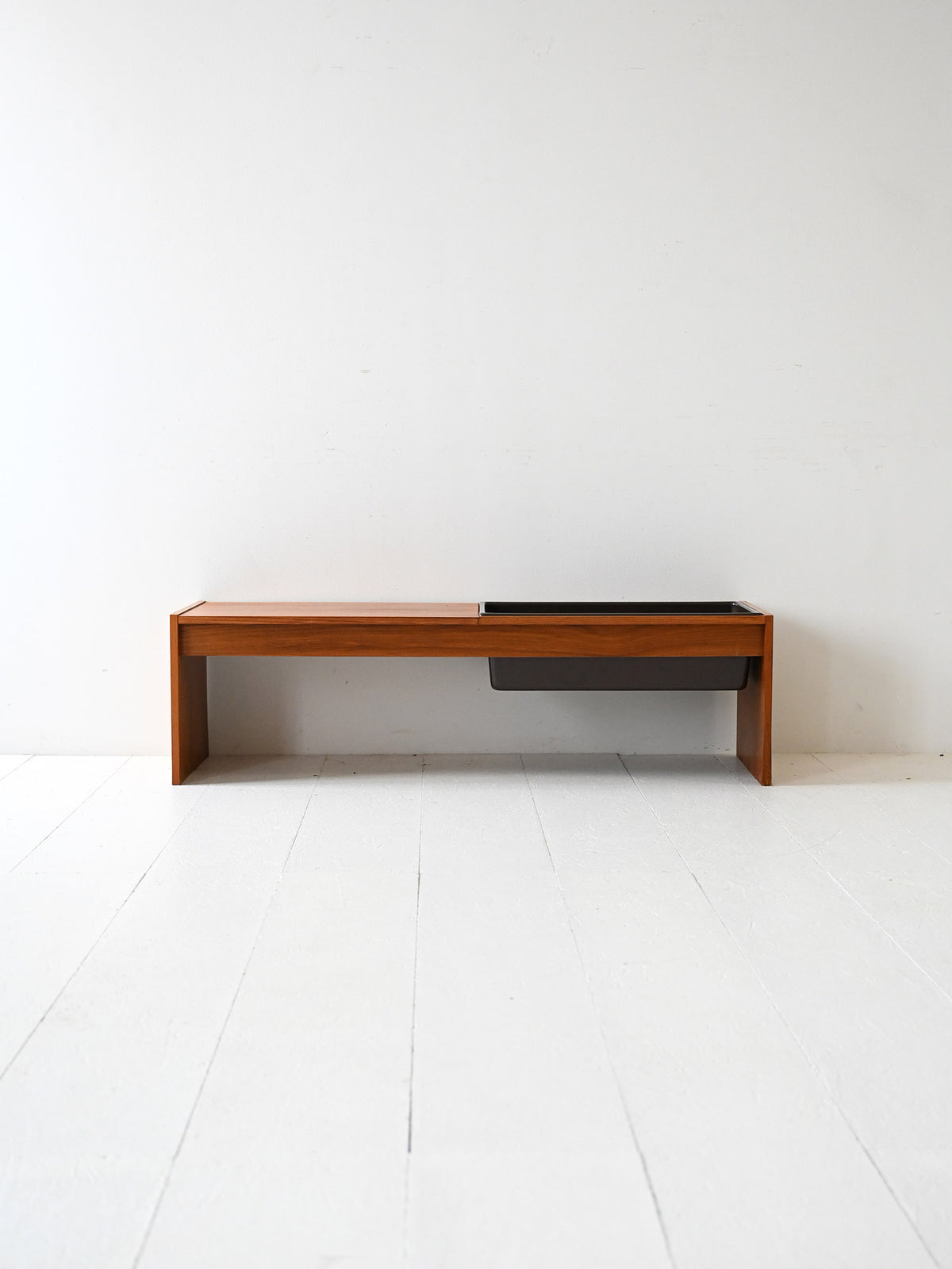Coffee table scandinavo vintage anni 60 in teak con portafiori 1