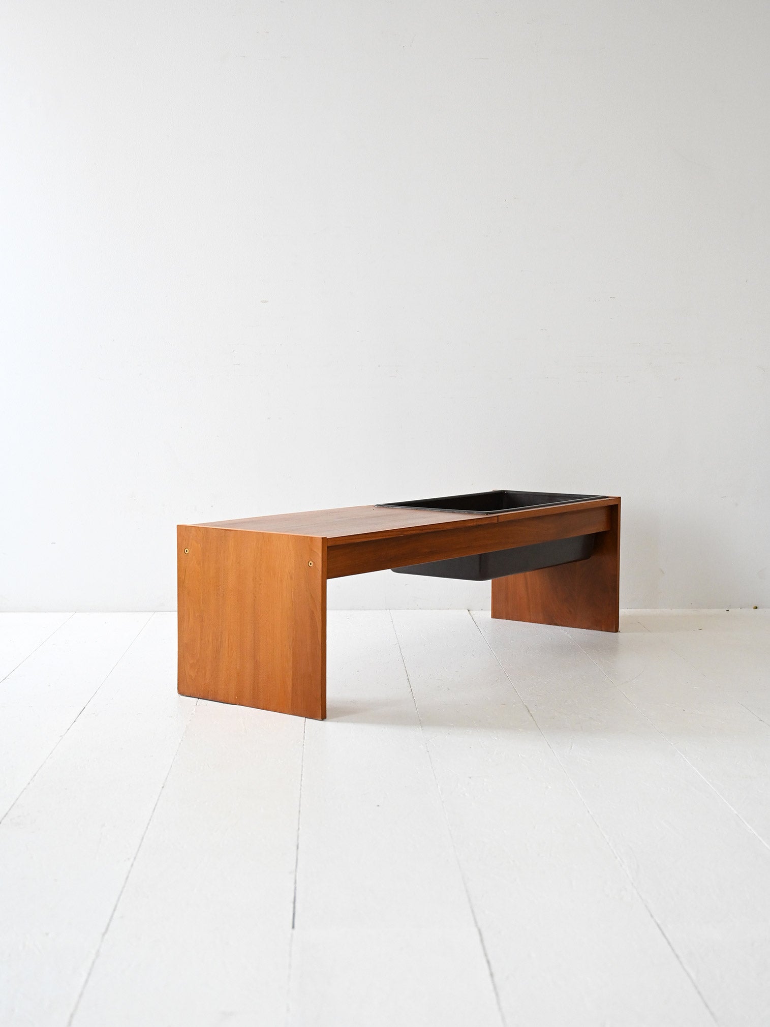 Coffee table scandinavo vintage anni 60 in teak con portafiori 2