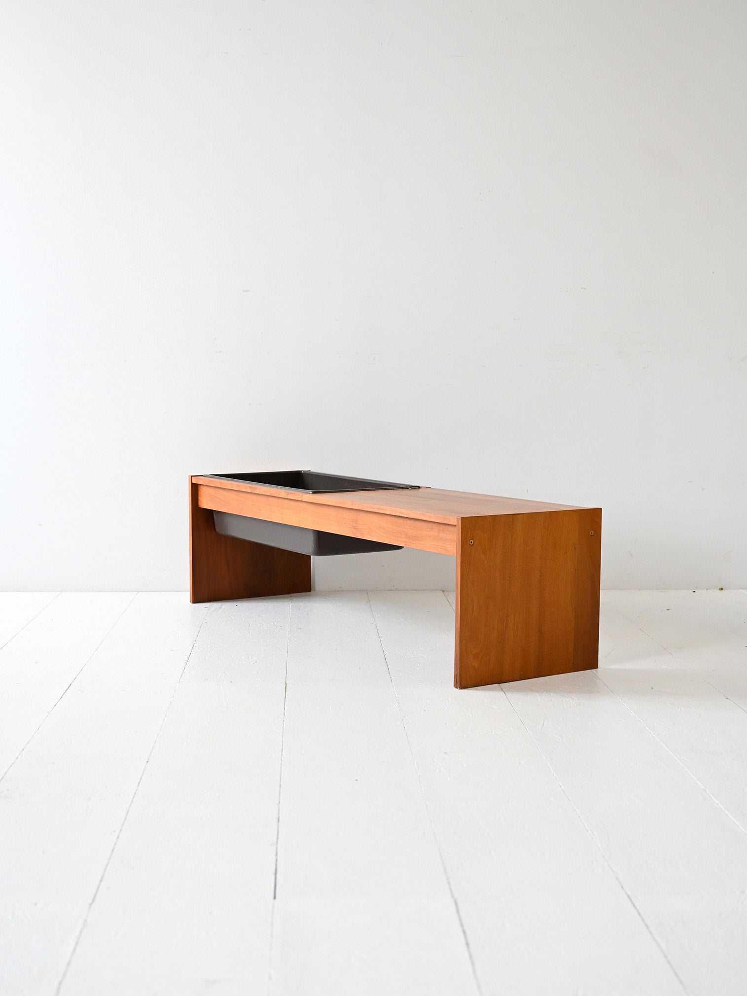 Coffee table scandinavo vintage anni 60 in teak con portafiori 3