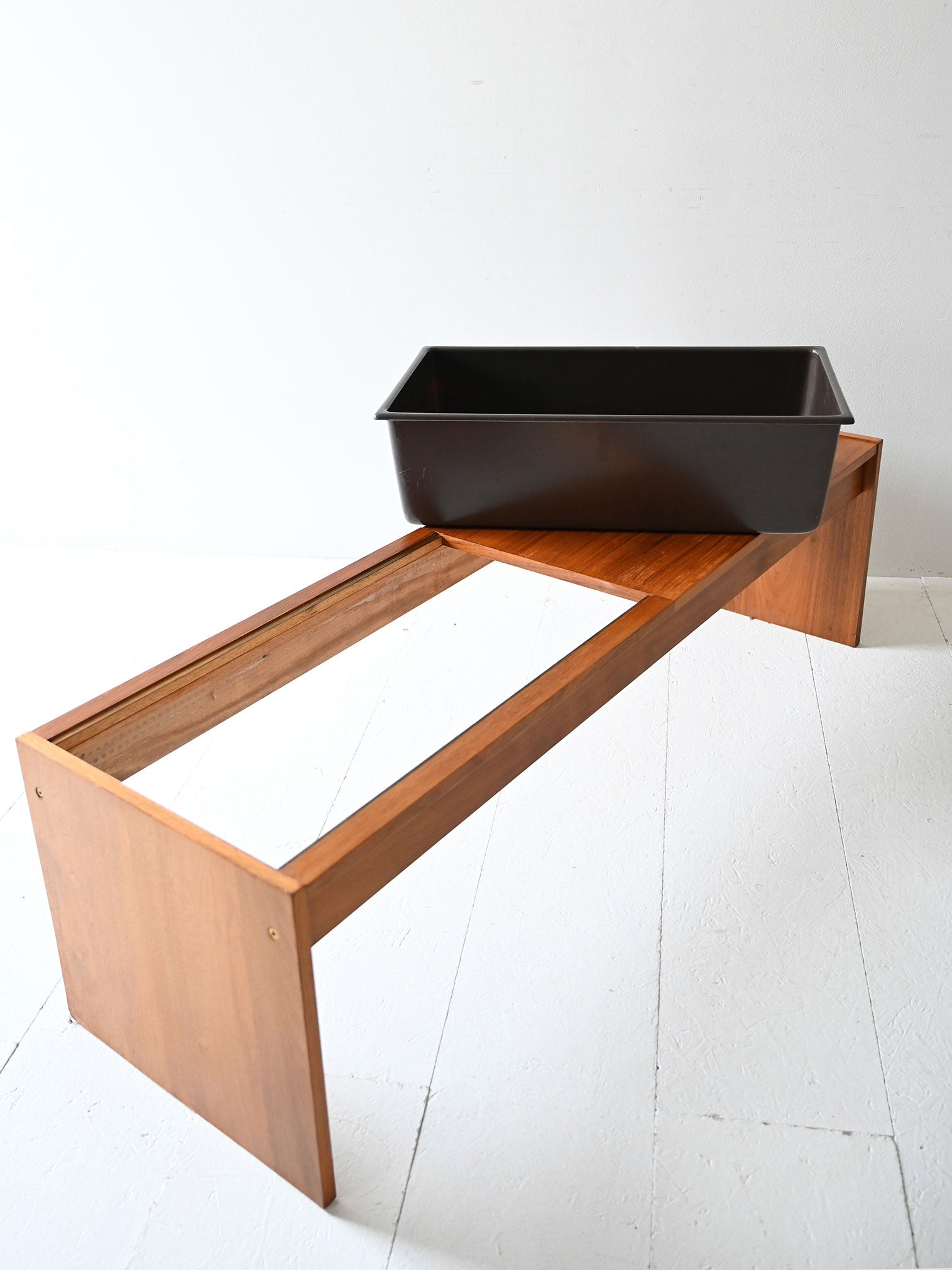 Coffee table scandinavo vintage anni 60 in teak con portafiori 4