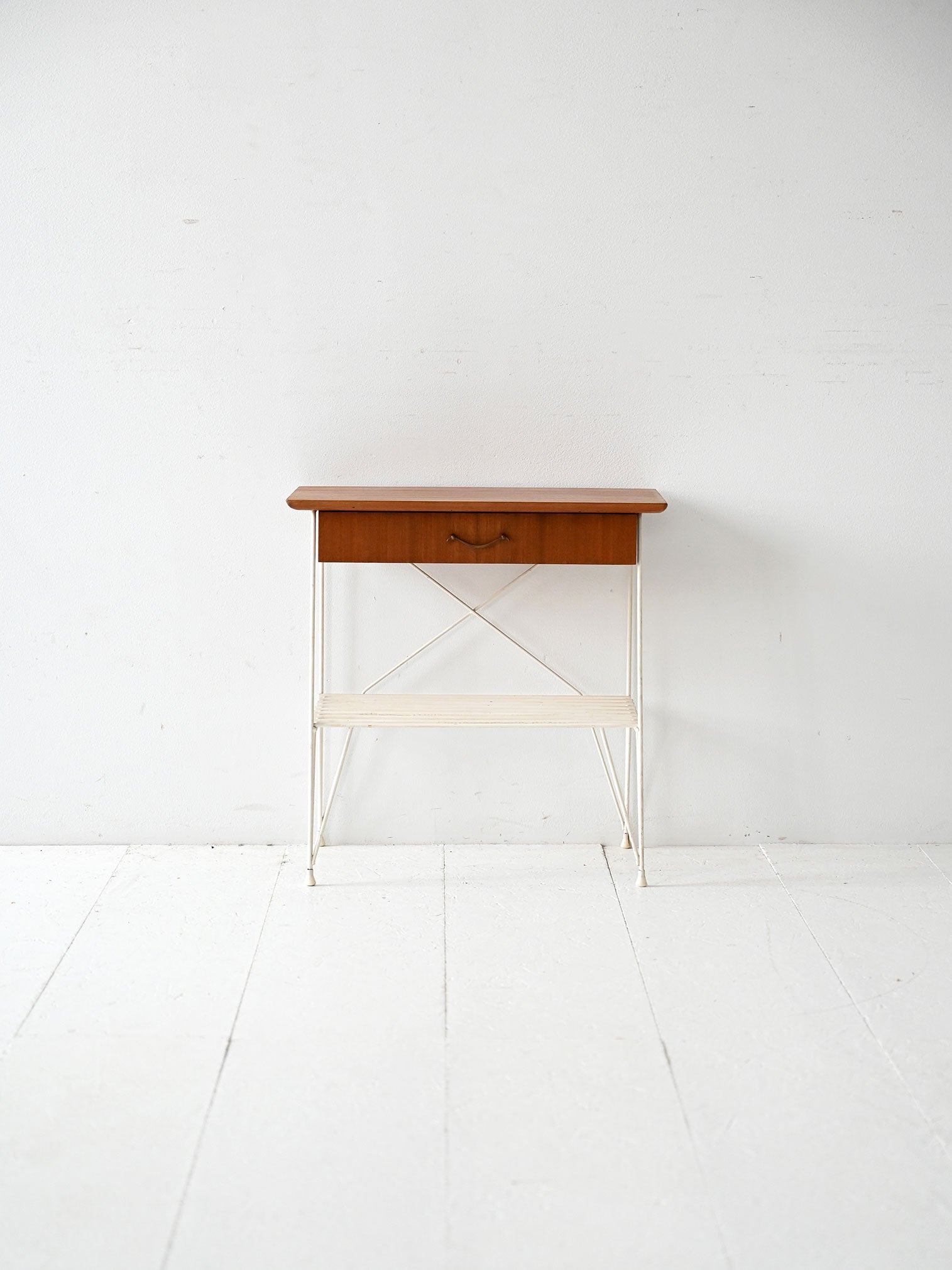 Comodino scandinavo anni 60 in metallo e mogano 1