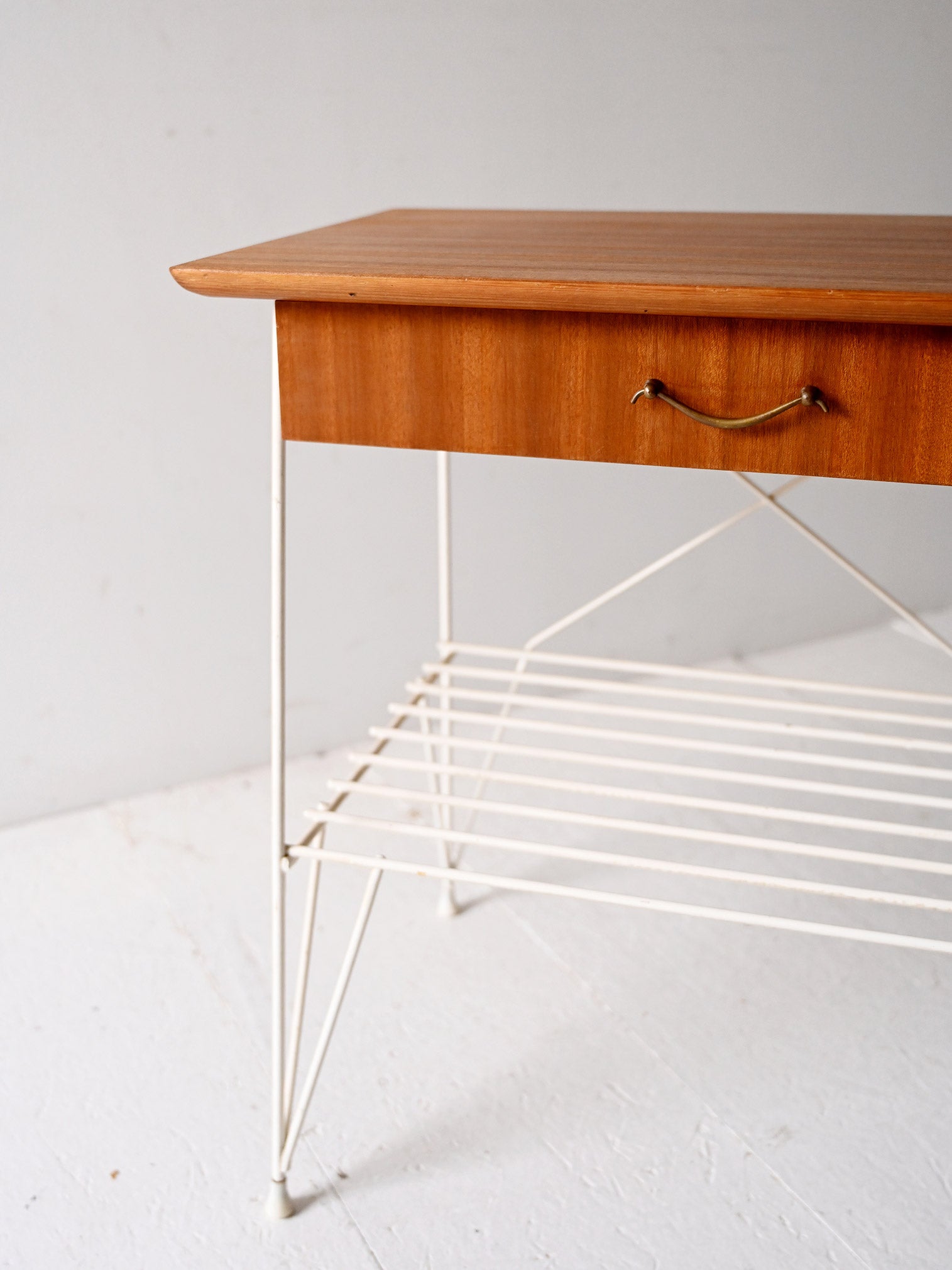 Comodino scandinavo anni 60 in metallo e mogano 4