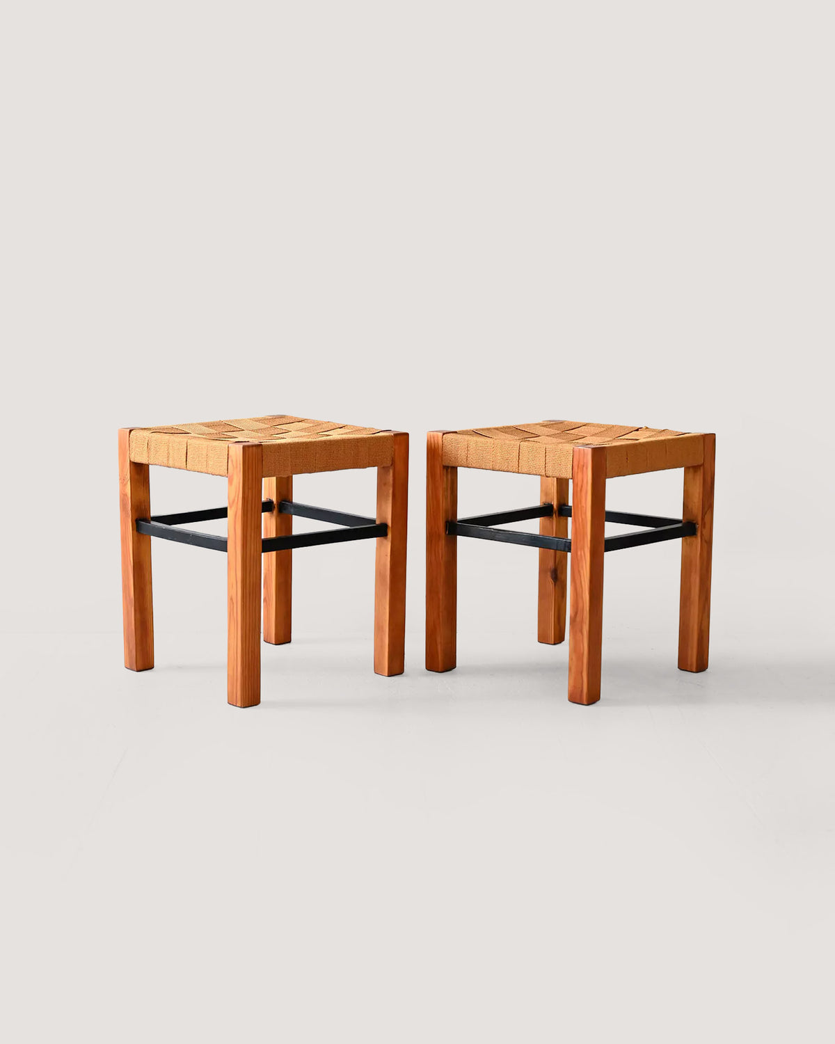 Coppia di sgabelli scandinavi vintage con seduta intrecciata