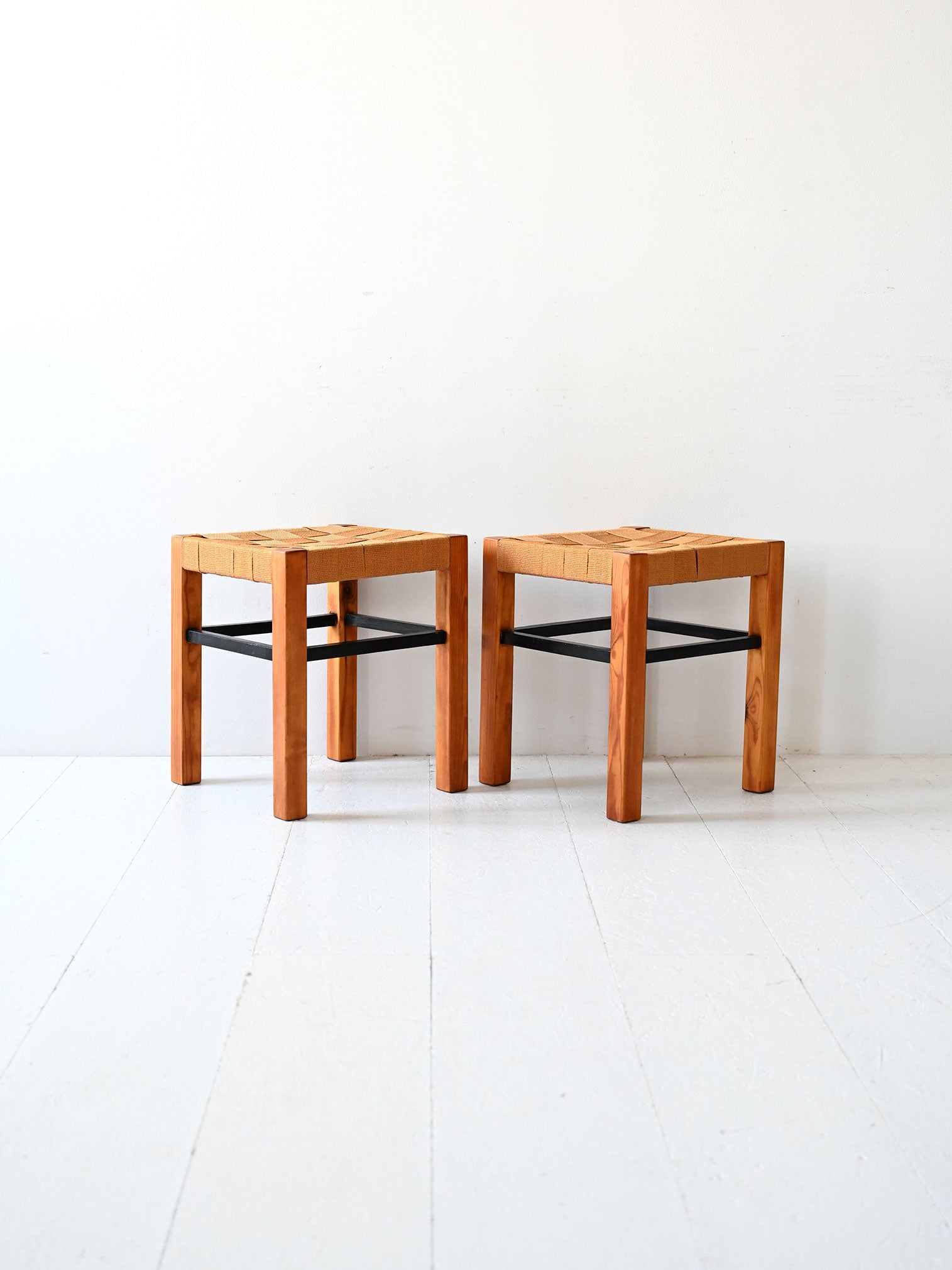 Coppia di sgabelli scandinavi vintage con seduta intrecciata 1
