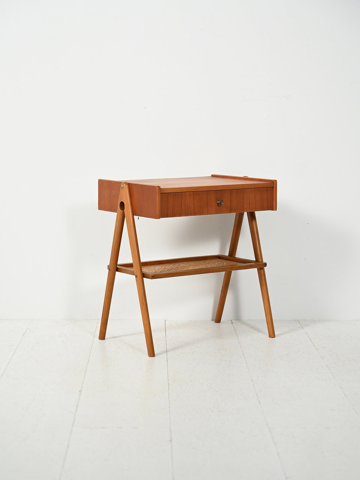 Comodino scandinavo anni 50 in teak con paglia di Vienna 2