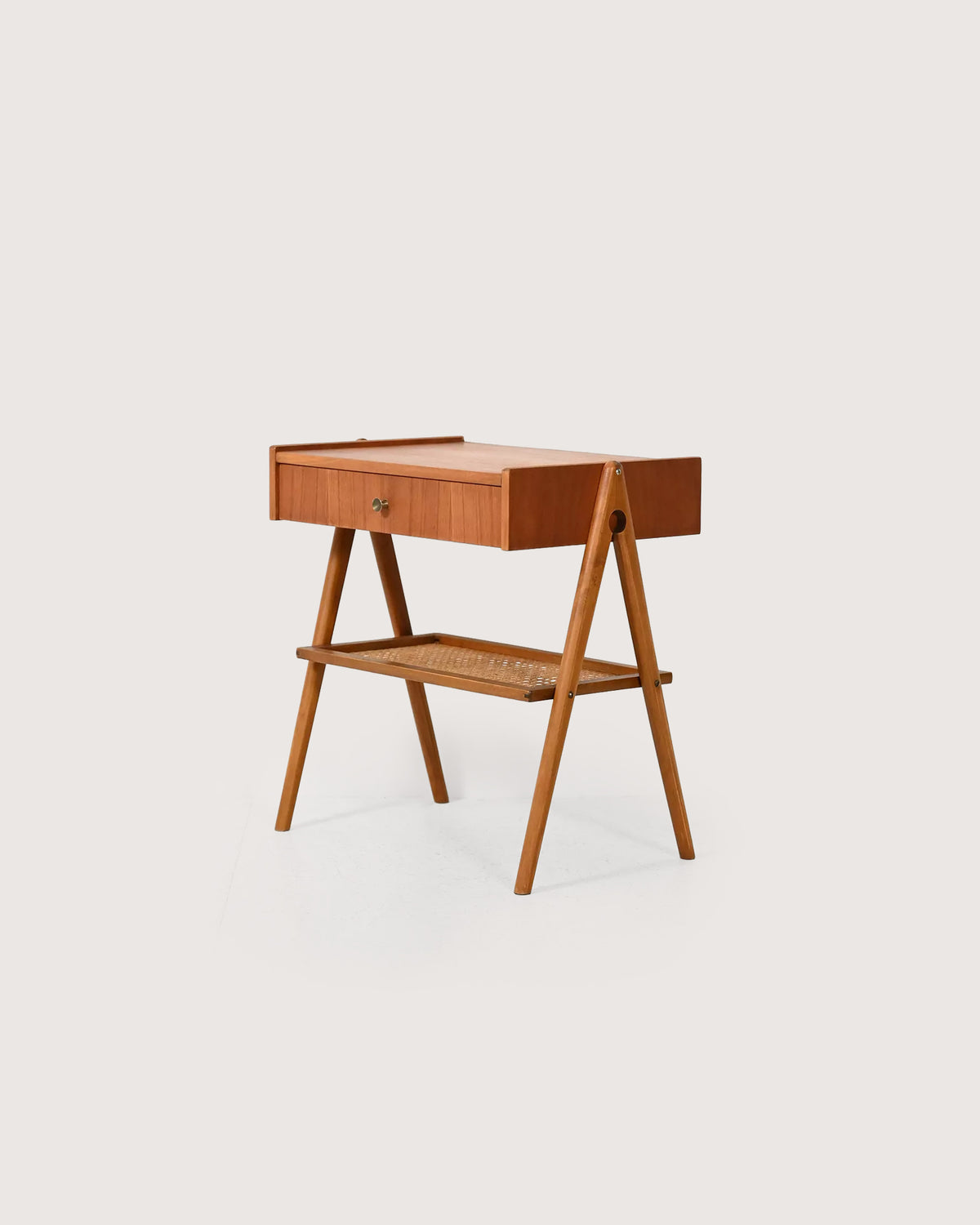 Comodino scandinavo anni 50 in teak con paglia di Vienna
