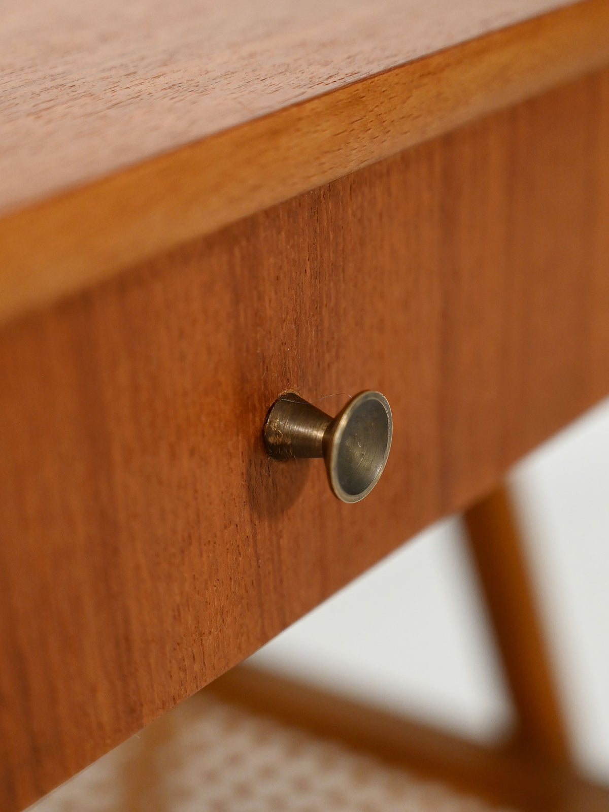 Comodino scandinavo anni 50 in teak con paglia di Vienna 10