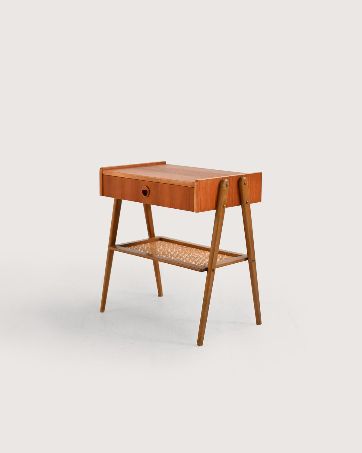 Comodino scandinavo in teak con ripiano in rattan, anni ’50