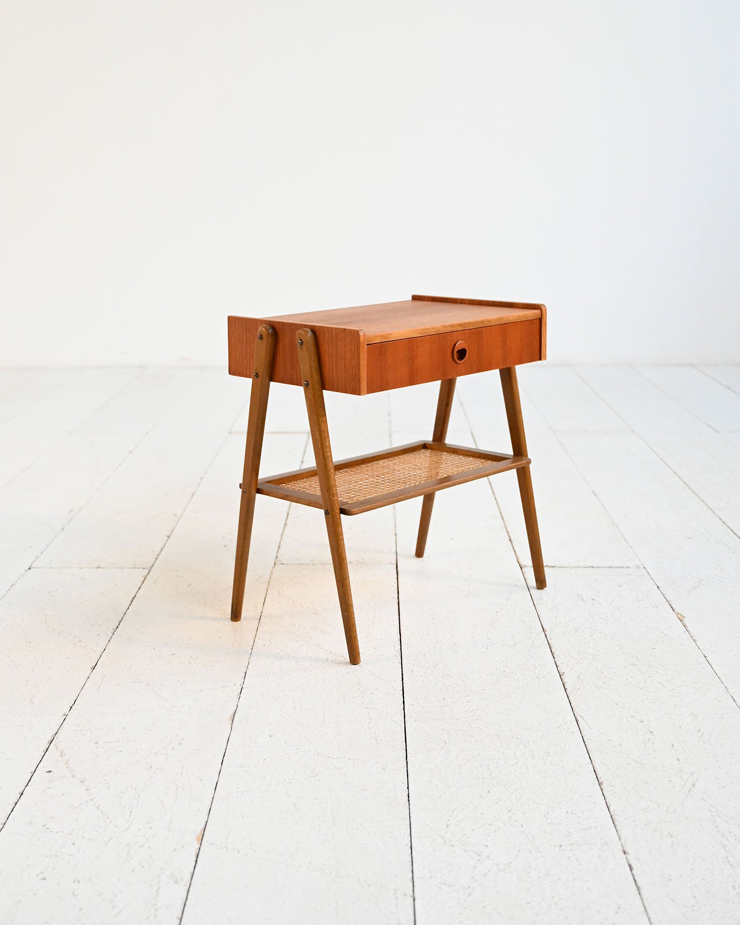 Comodino scandinavo in teak con ripiano in rattan, anni ’50 1