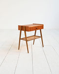 Comodino scandinavo in teak con ripiano in rattan, anni ’50 1