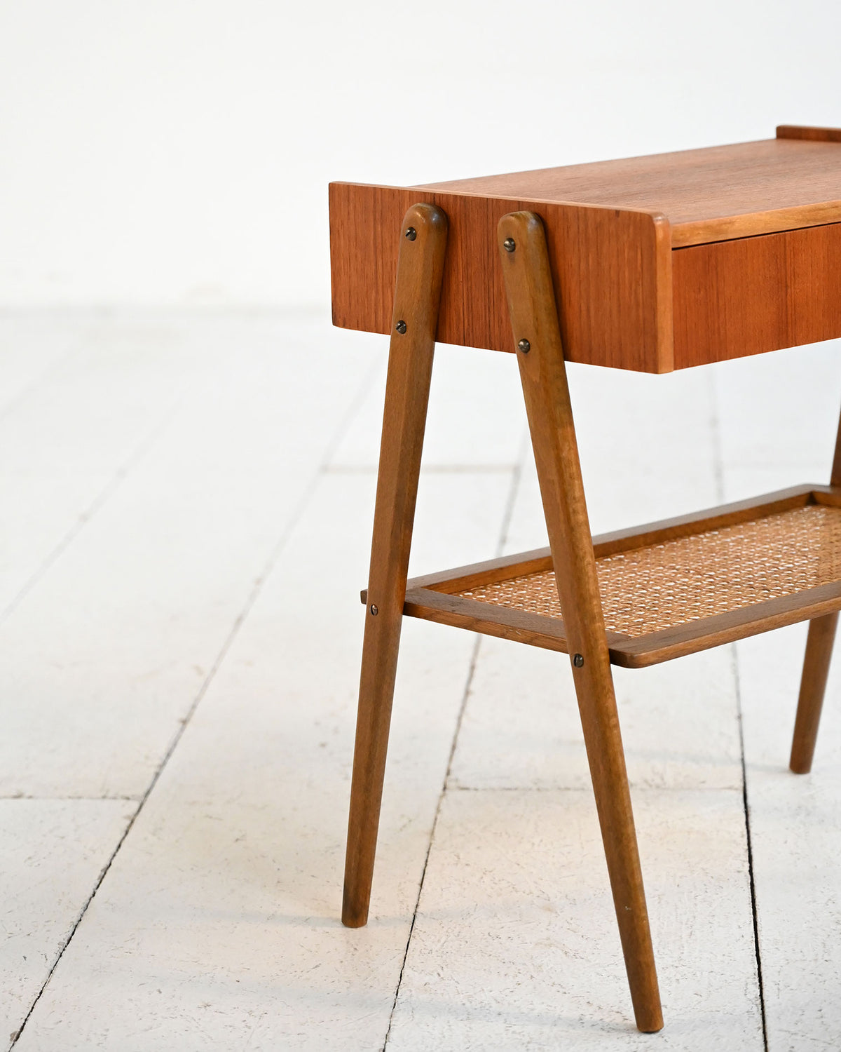 Comodino scandinavo in teak con ripiano in rattan, anni ’50 2