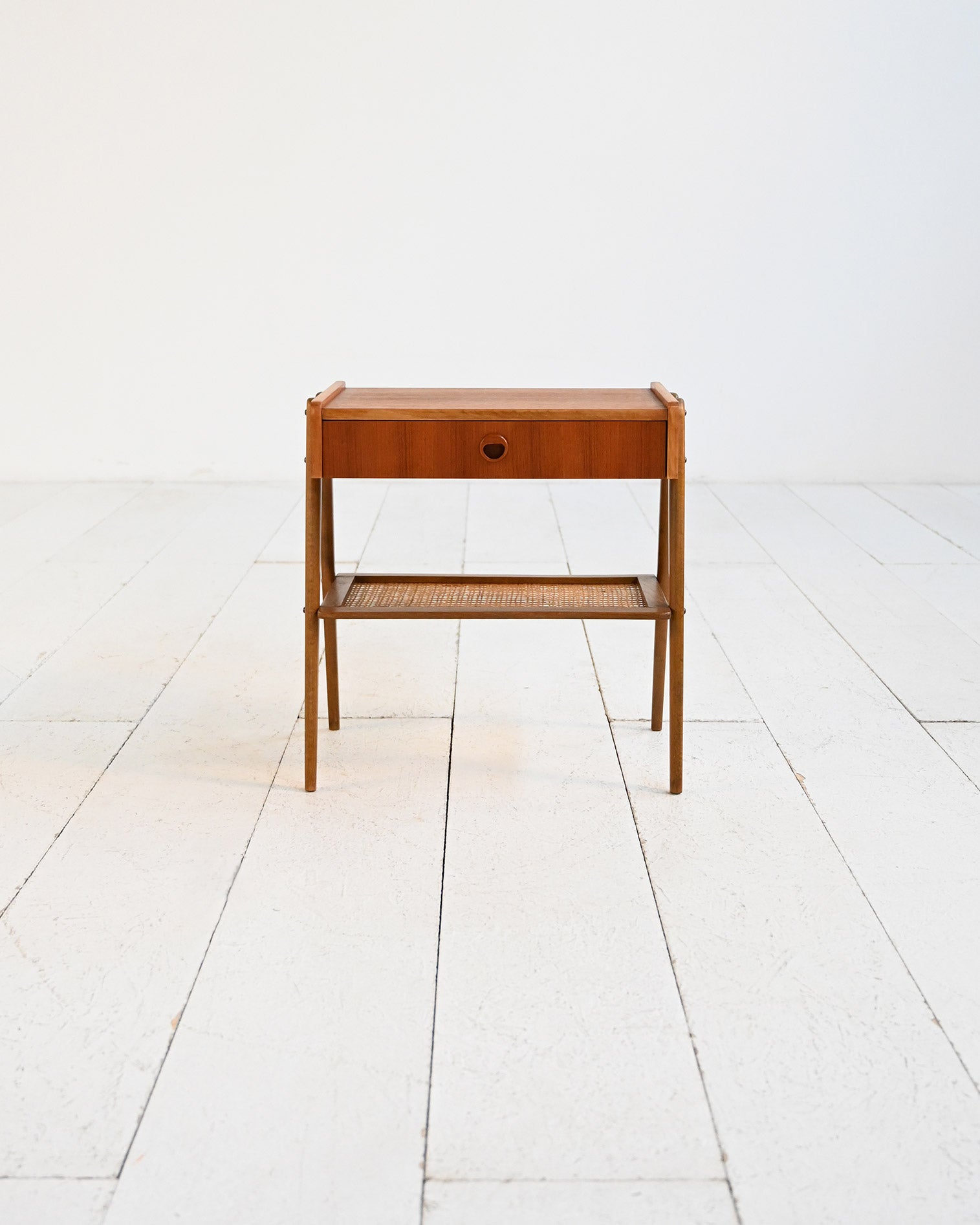 Comodino scandinavo in teak con ripiano in rattan, anni ’50 3