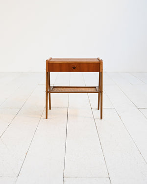 Comodino scandinavo in teak con ripiano in rattan, anni ’50 3