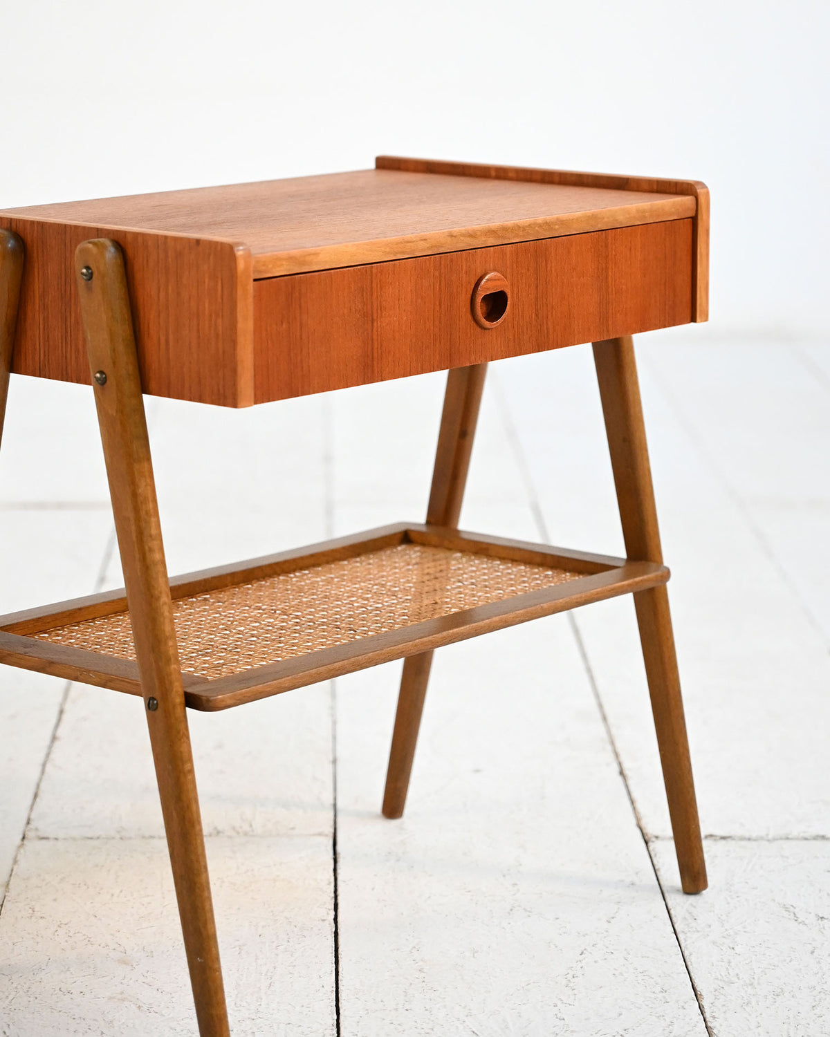 Comodino scandinavo in teak con ripiano in rattan, anni ’50 4