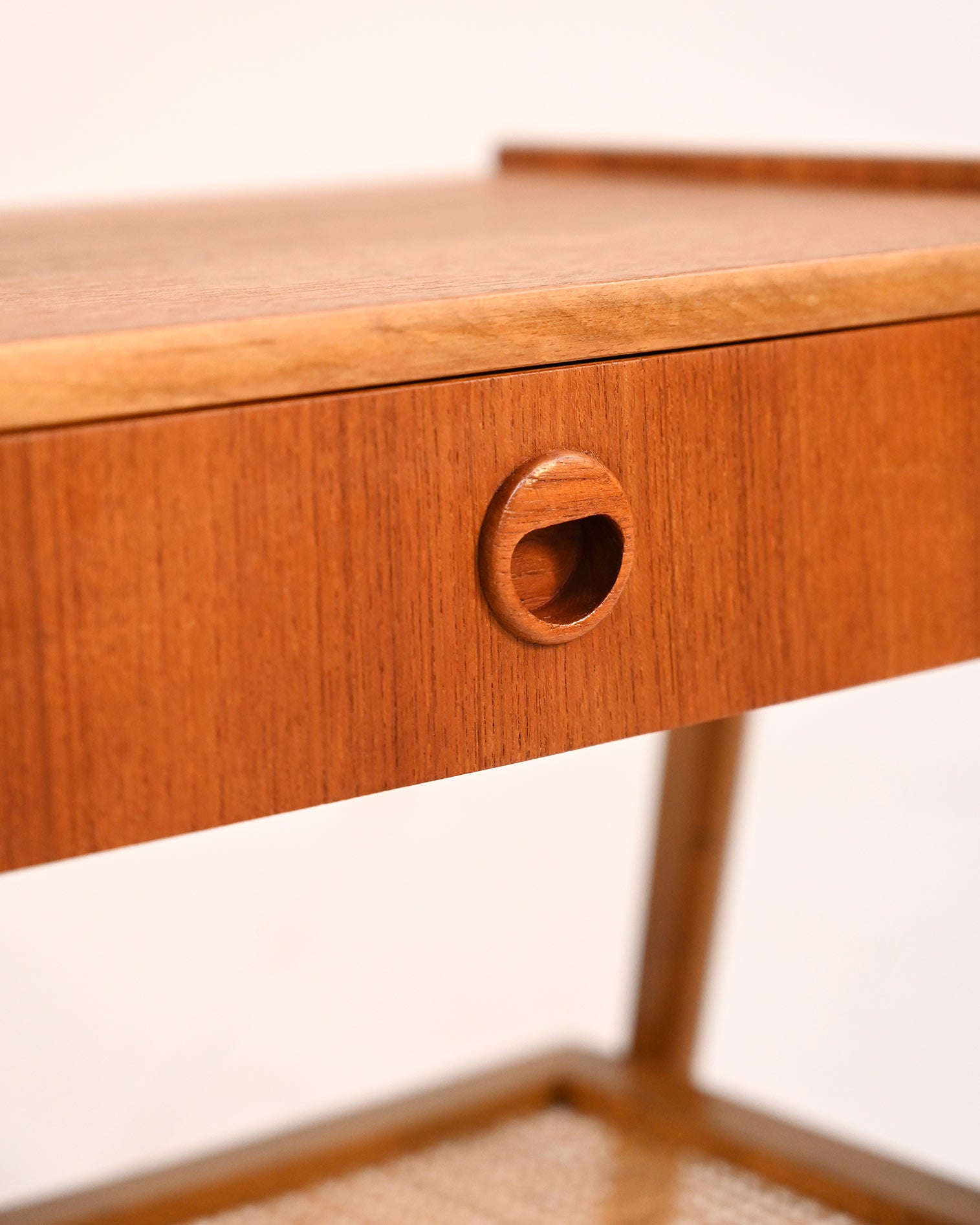Comodino scandinavo in teak con ripiano in rattan, anni ’50 5