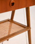 Comodino scandinavo in teak con ripiano in rattan, anni ’50 6