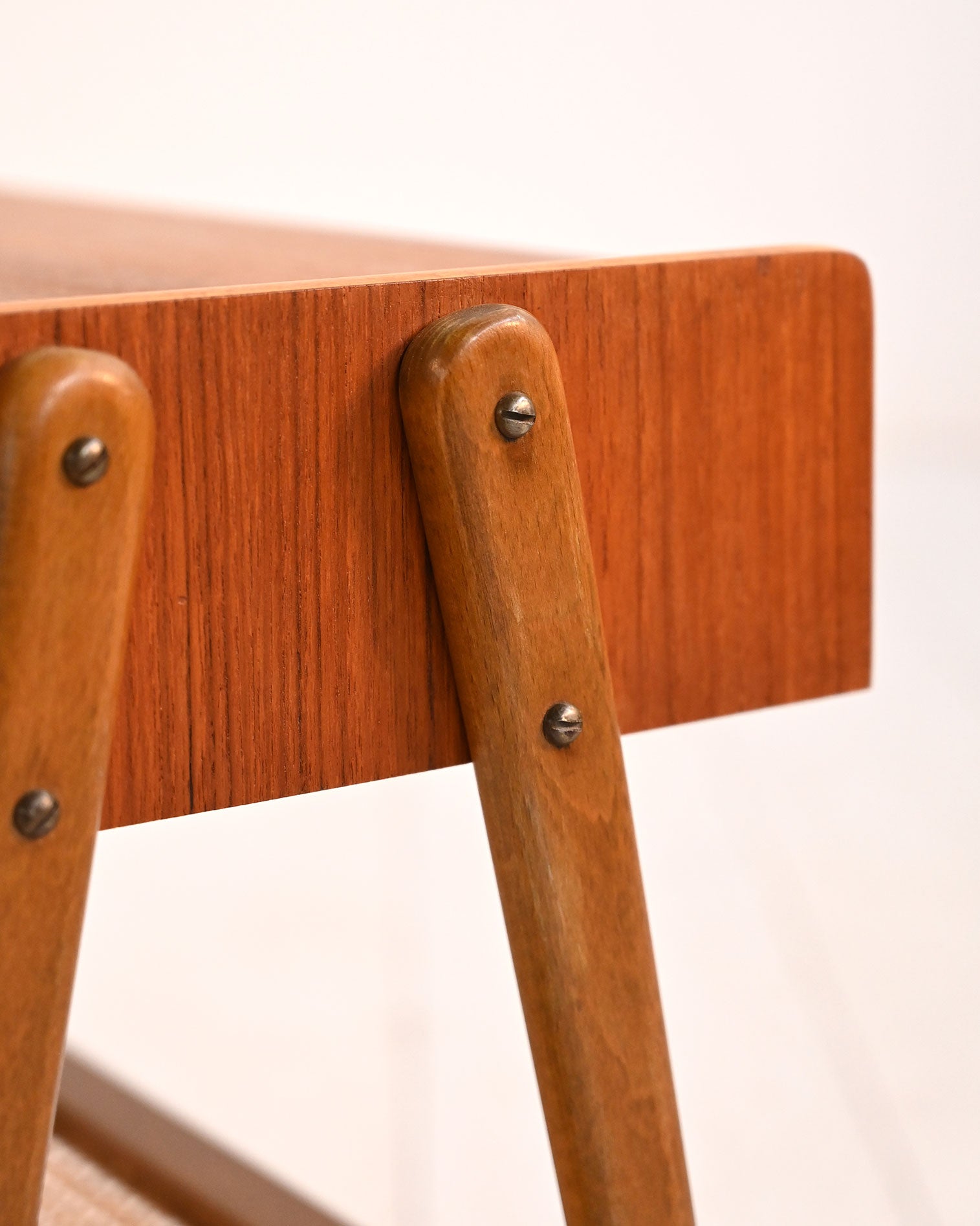 Comodino scandinavo in teak con ripiano in rattan, anni ’50 7