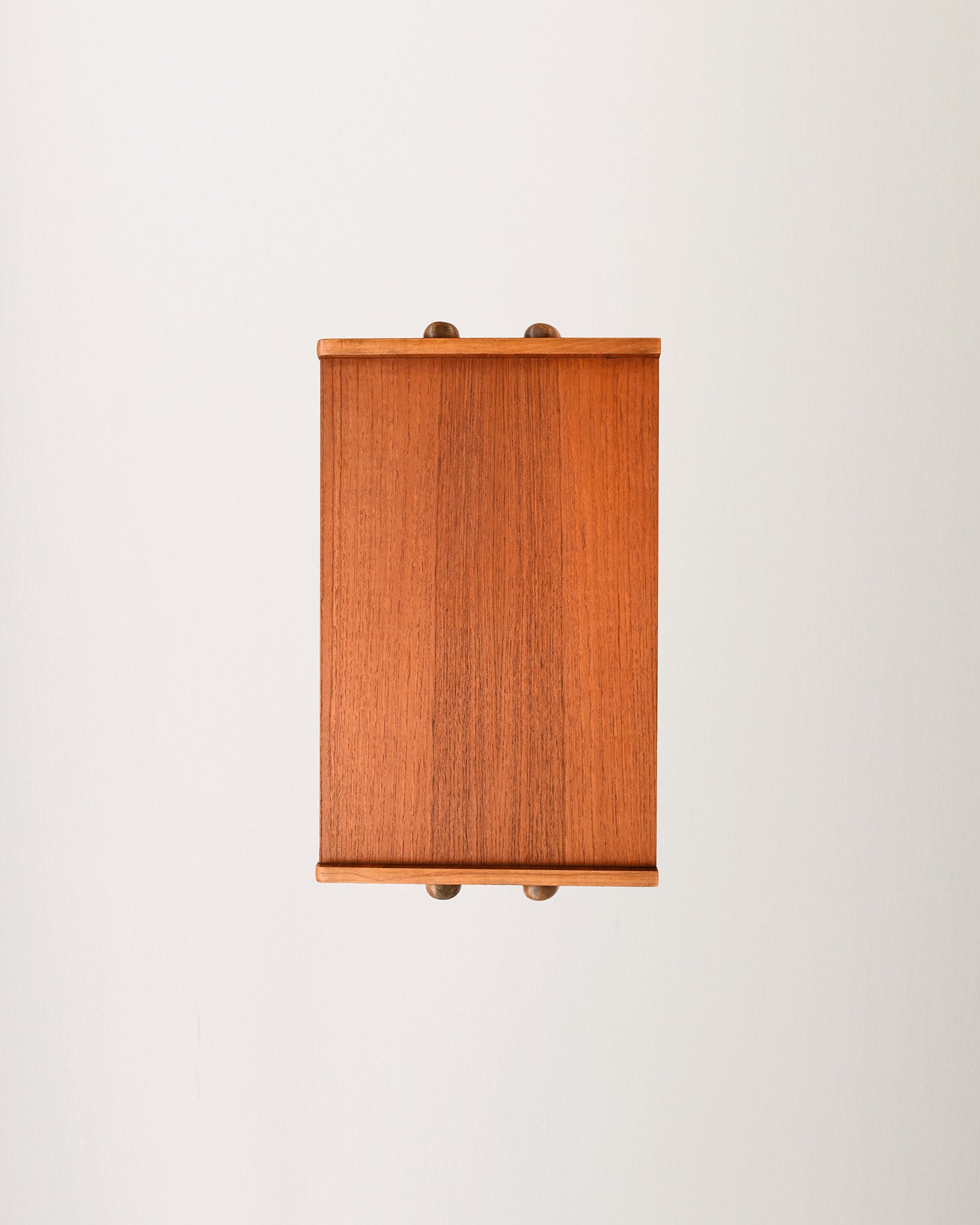 Comodino scandinavo in teak con ripiano in rattan, anni ’50 9
